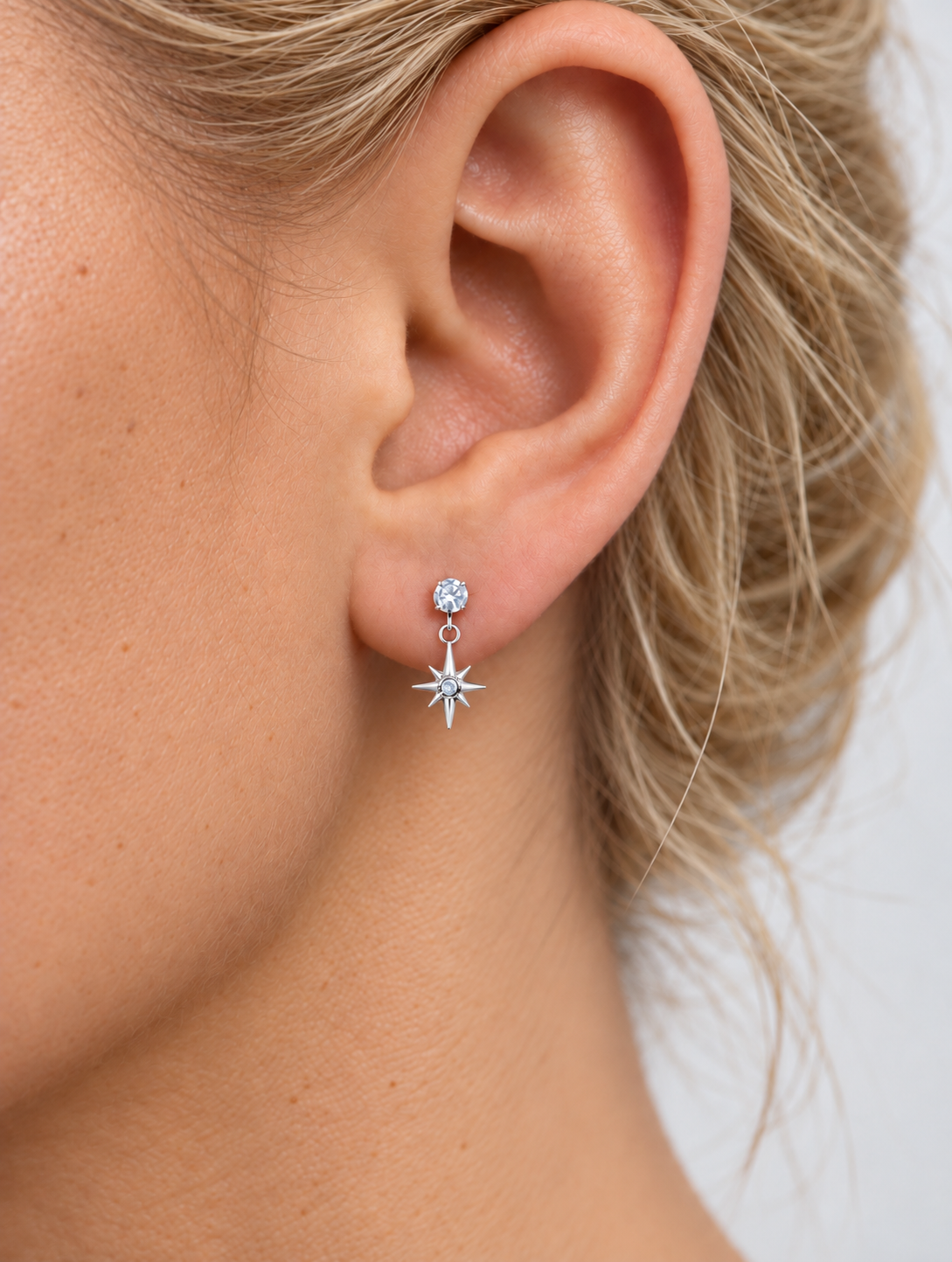 Boucles de piercing Salomé argentées avec pierre brillante et étoile portées au lobe