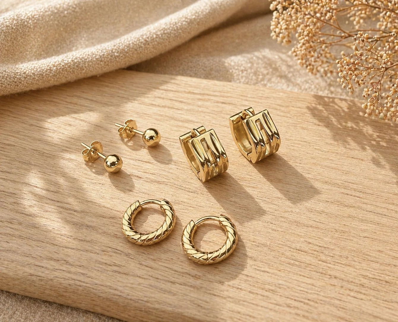 Ensemble de boucles d’oreilles Liliane en acier inoxydable doré avec anneaux texturés et boucles minimalistes - Tokade
