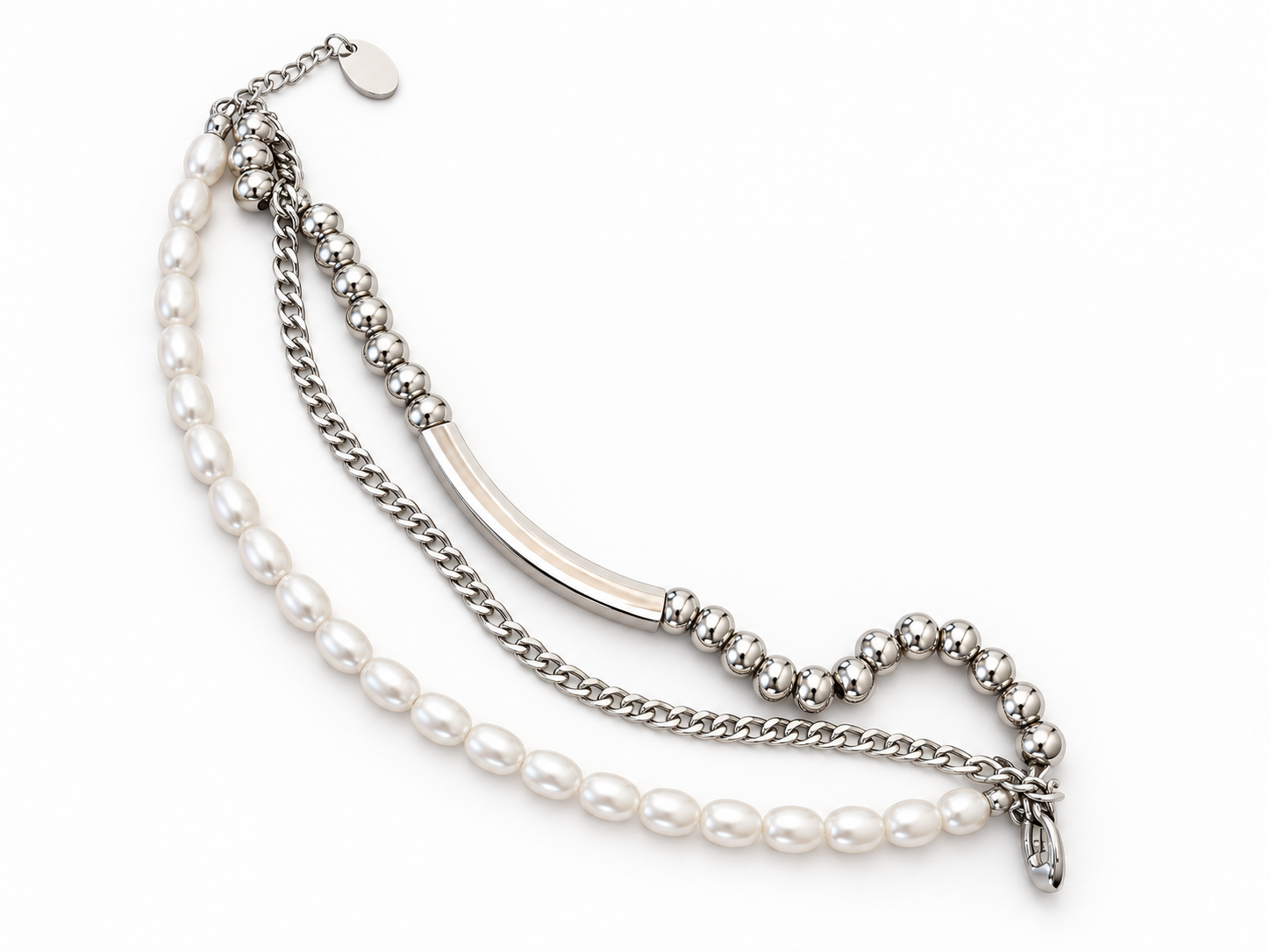 Bracelet Abondance trois rangs avec perles et détail gravé sur fond blanc