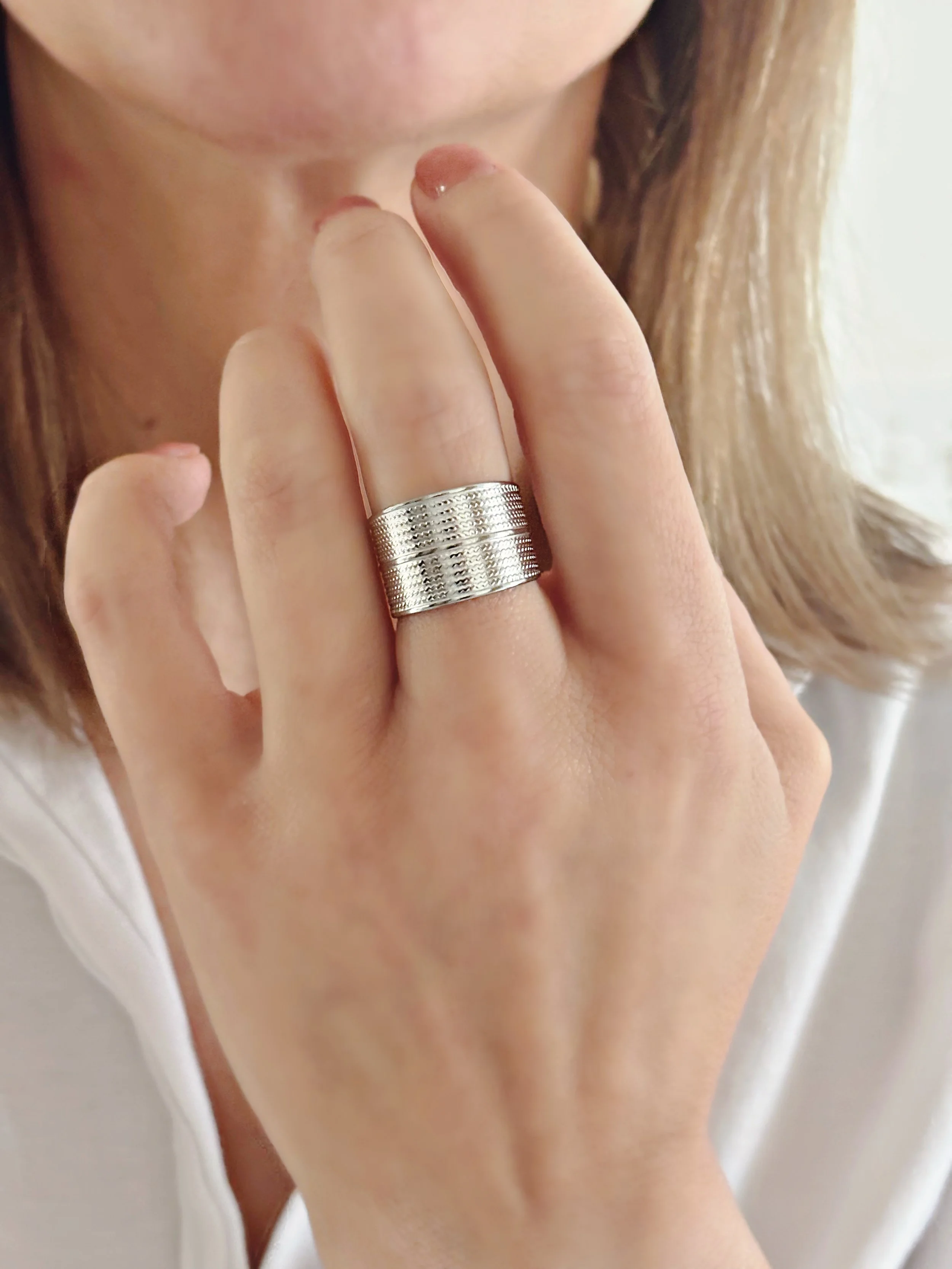 Photo artistique de la bague Jasmine à plat, illustrant ses détails uniques.