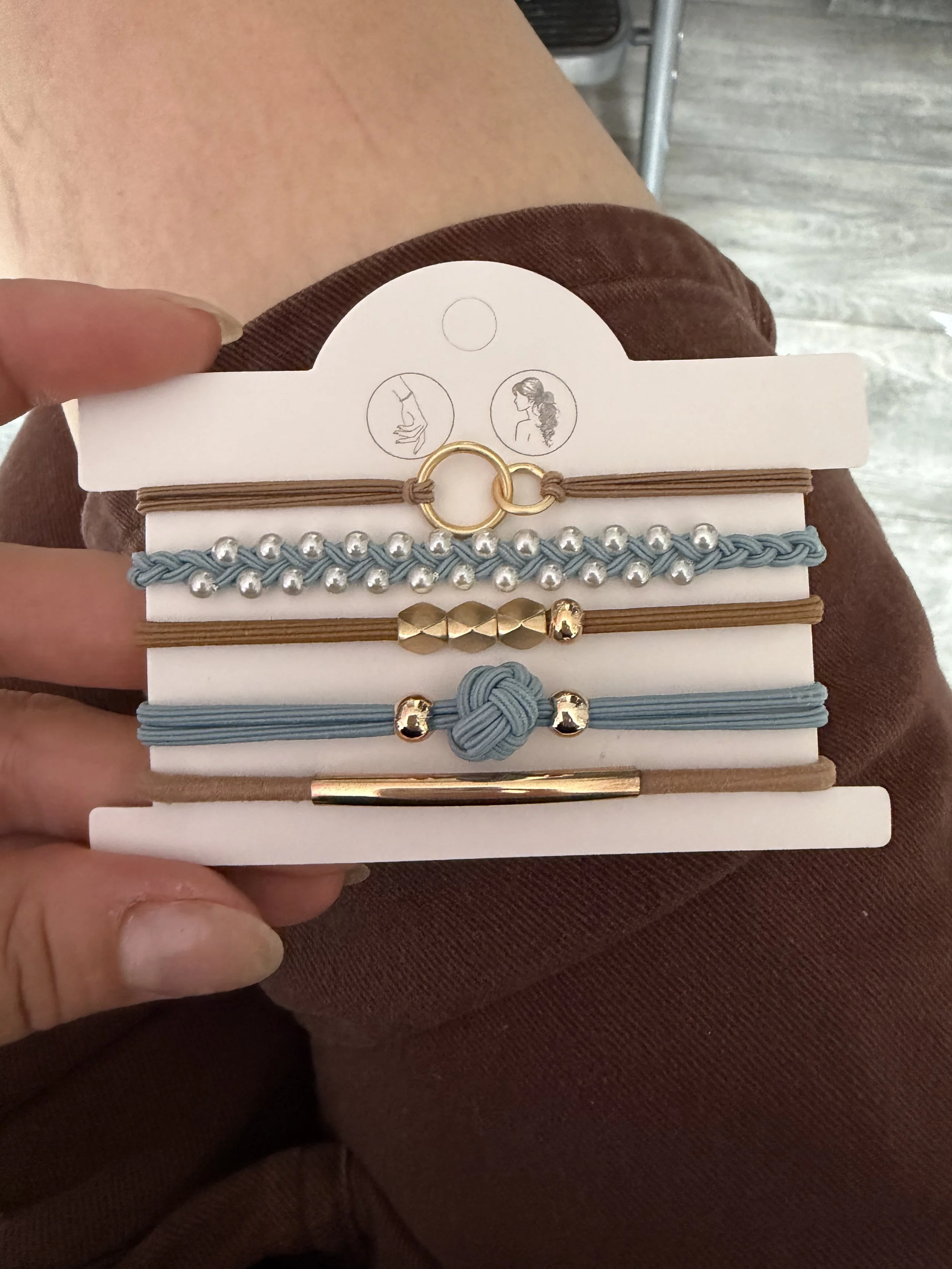 Lot de 5 élastiques à cheveux et bracelets 2-en-1 bleu pâle, beige et doré avec perles, anneaux entrelacés, billes facettées et nœud décoratif.