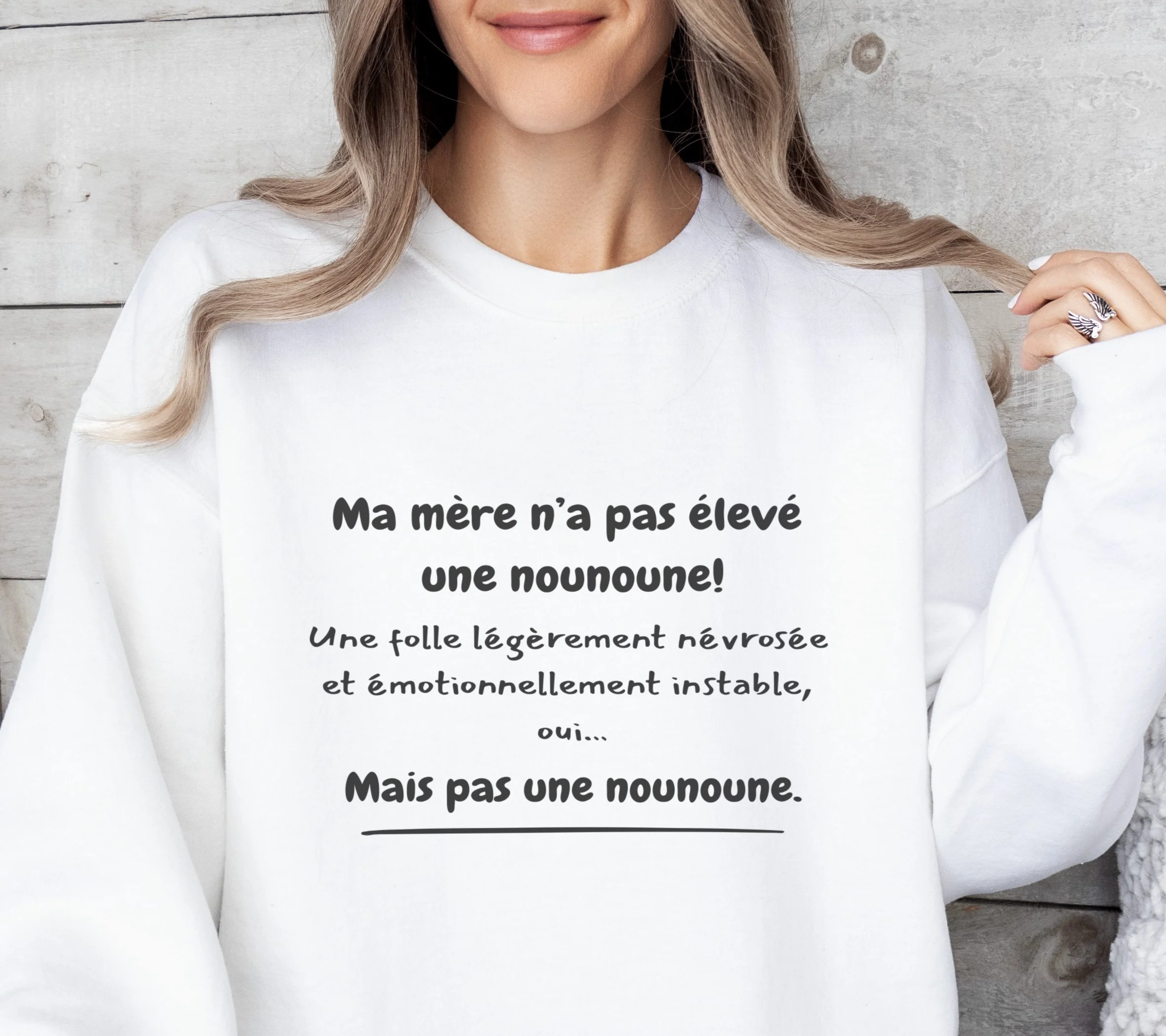 Coton ouaté blanc à message « Ma mère n’a pas élevé une nounoune » — coton ouaté québécois pour femme avec humour
