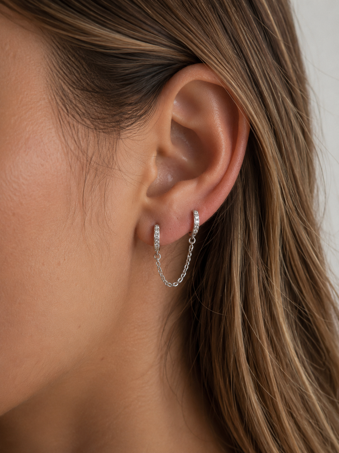 Boucles d’oreilles Tessy double perçage avec chaîne en acier inoxydable portées sur l’oreille - Tokade