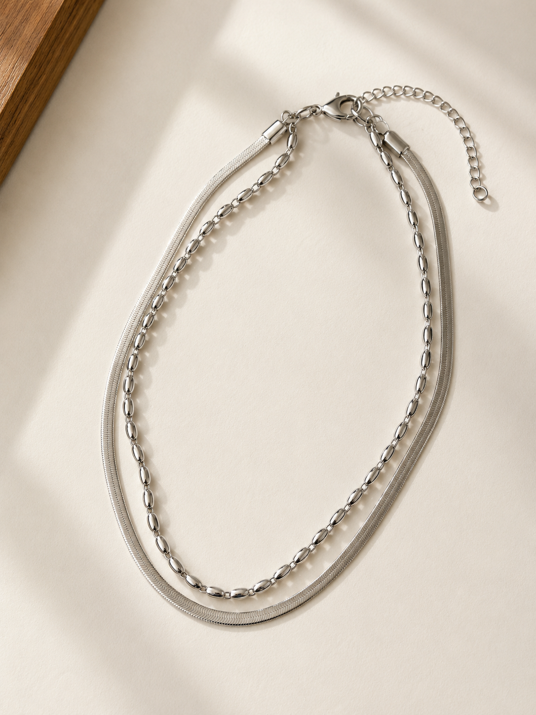 Chaîne de cheville Oriana en acier inoxydable argenté sur fond clair - Tokade