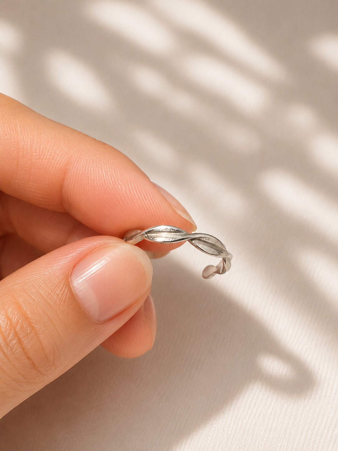 Bague d’orteil Vera en acier inoxydable argent avec motif de feuilles entrelacées ajustable. - Tokade