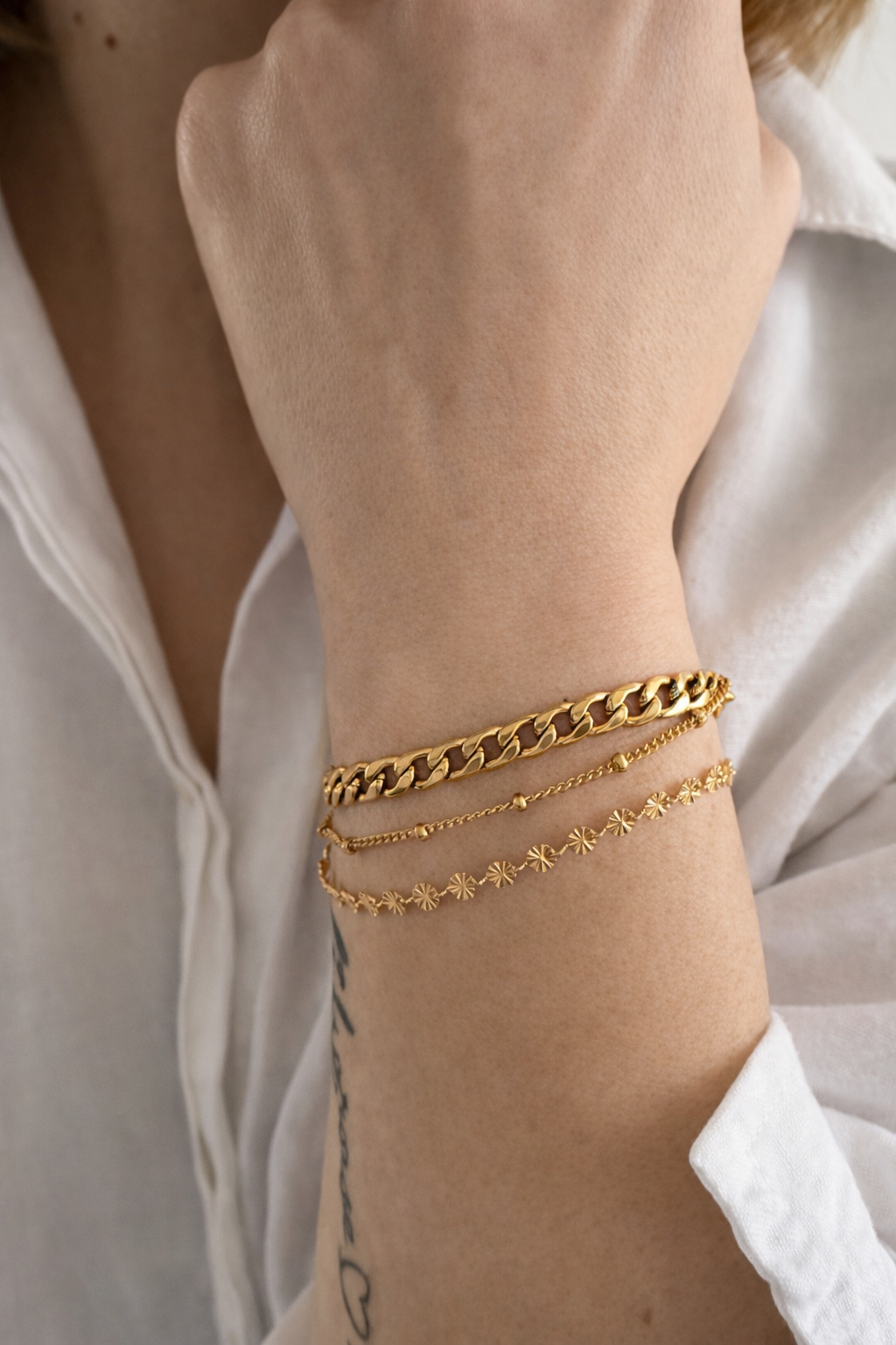 Bracelet doré multi-chaînes porté au poignet-Tokade