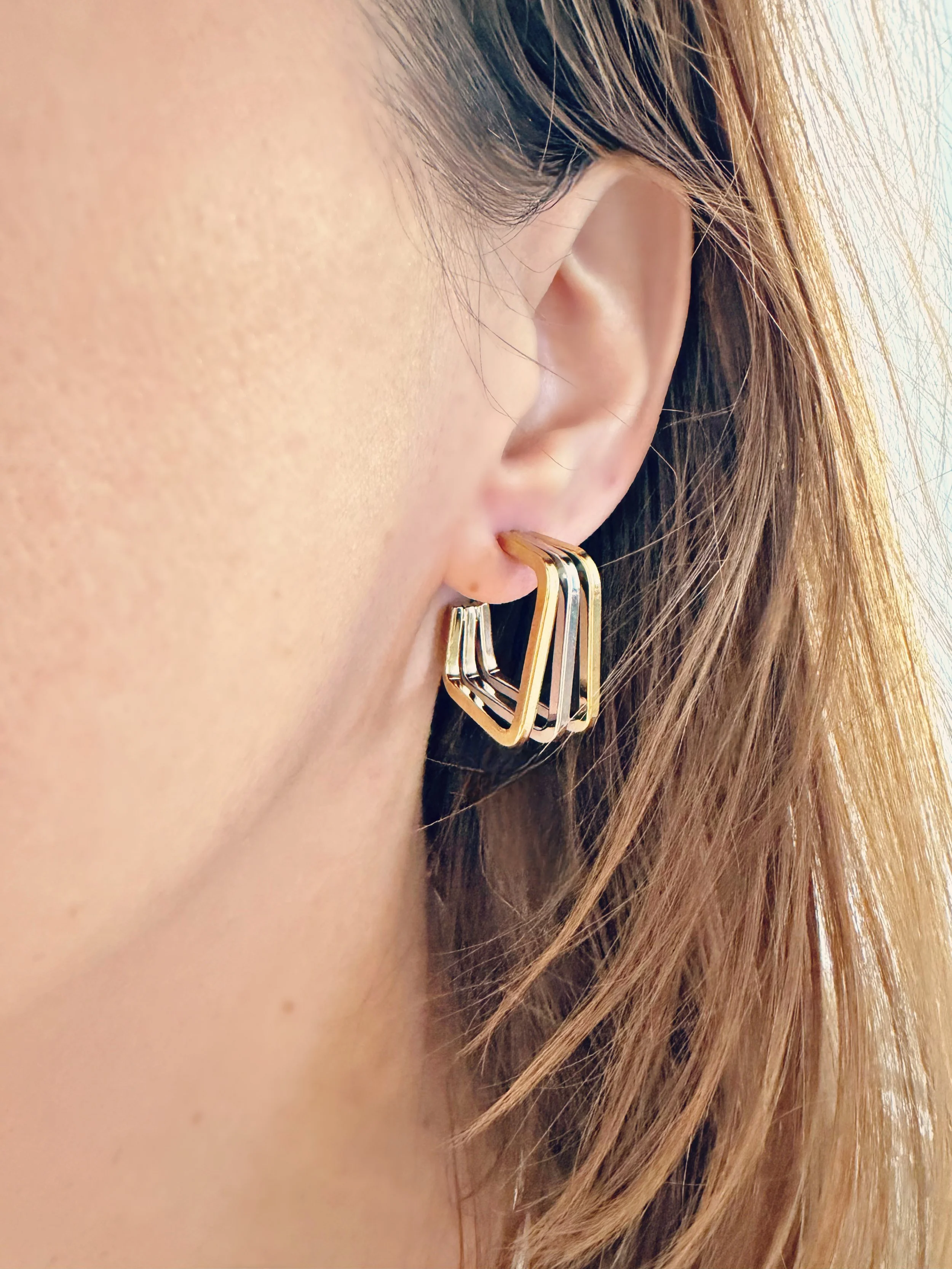 Boucles d’oreilles Jolene inox deux tons doré et argent portées à l’oreille style moderne-Tokade