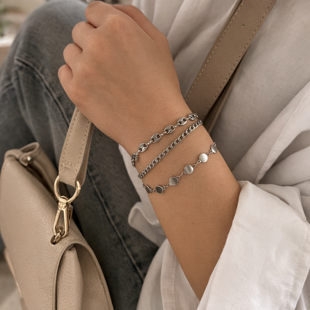 Bracelet argent multi-chaînes porté au poignet avec sac beige-Tokade