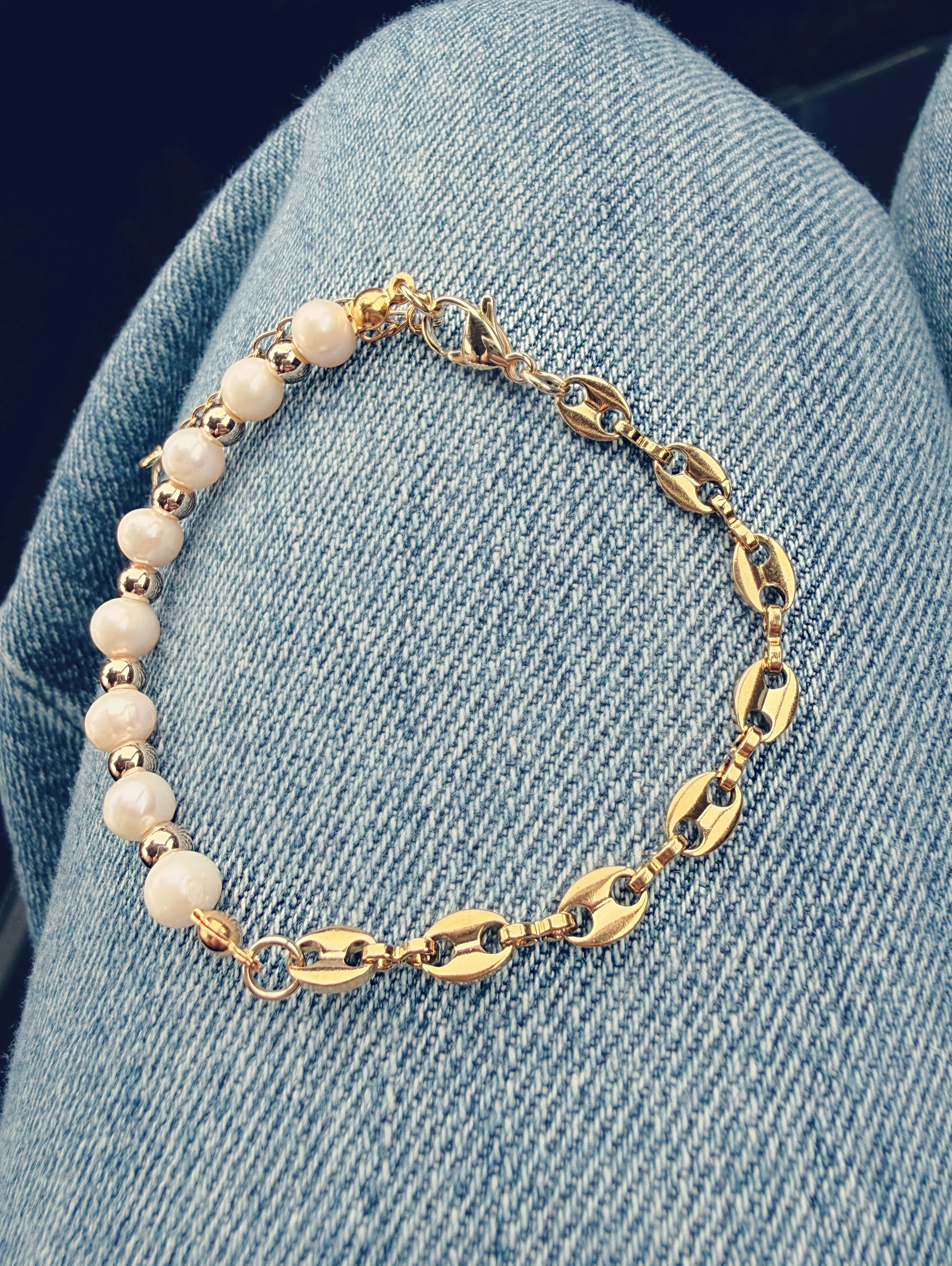 Bracelet perles et chaîne dans la main, détail du design en acier inoxydable-Tokade