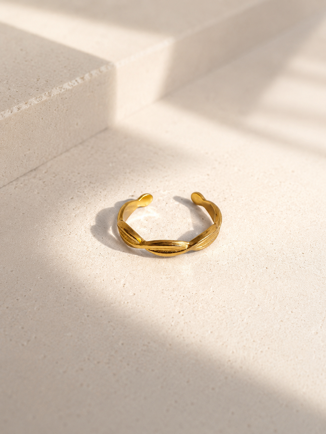 Bague d’orteil Vera en acier inoxydable doré avec motif de feuilles entrelacées ajustable. Par Tokade