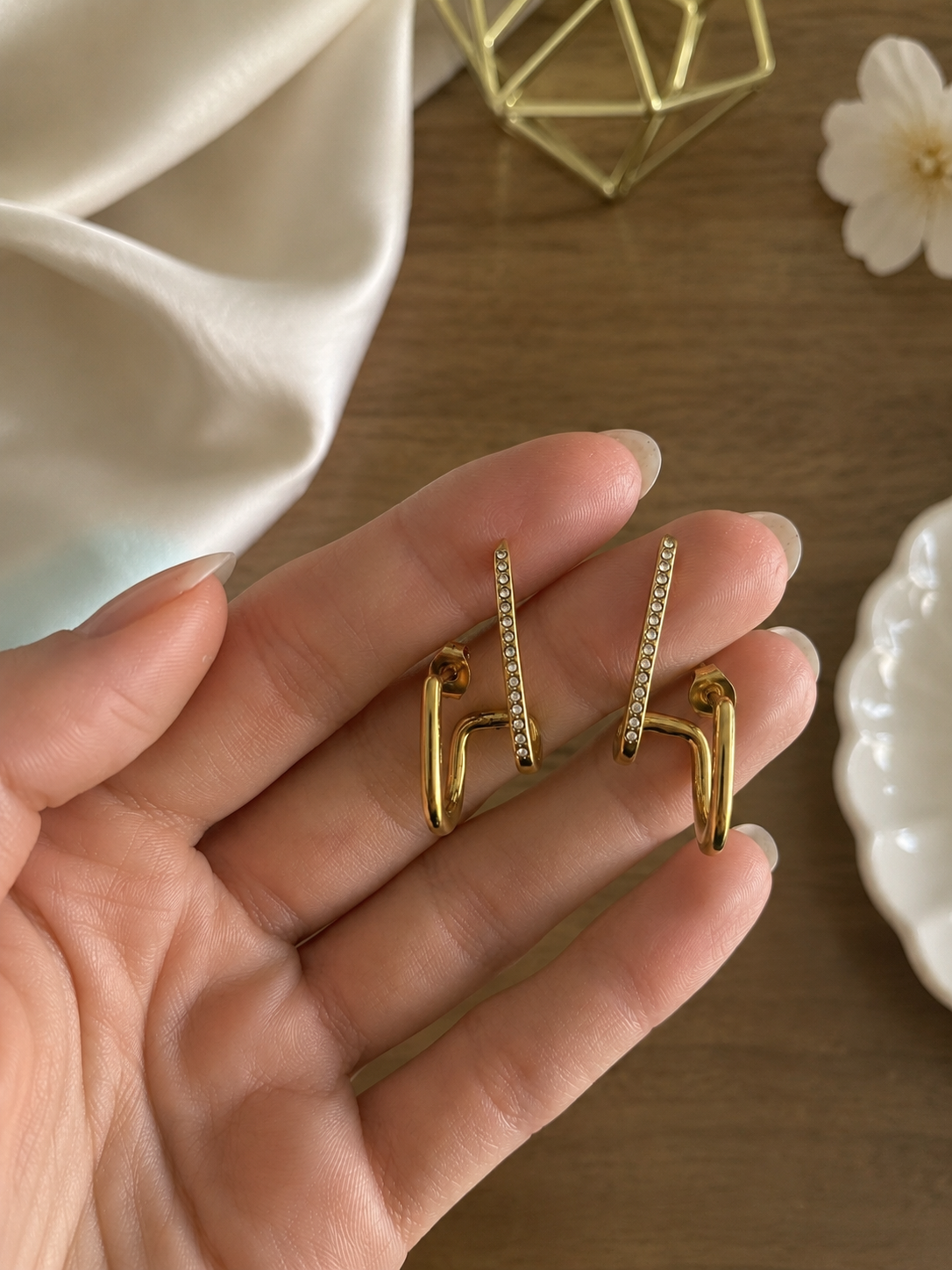 Gros plan des boucles d’oreilles Heliana effet double perçage - Tokade