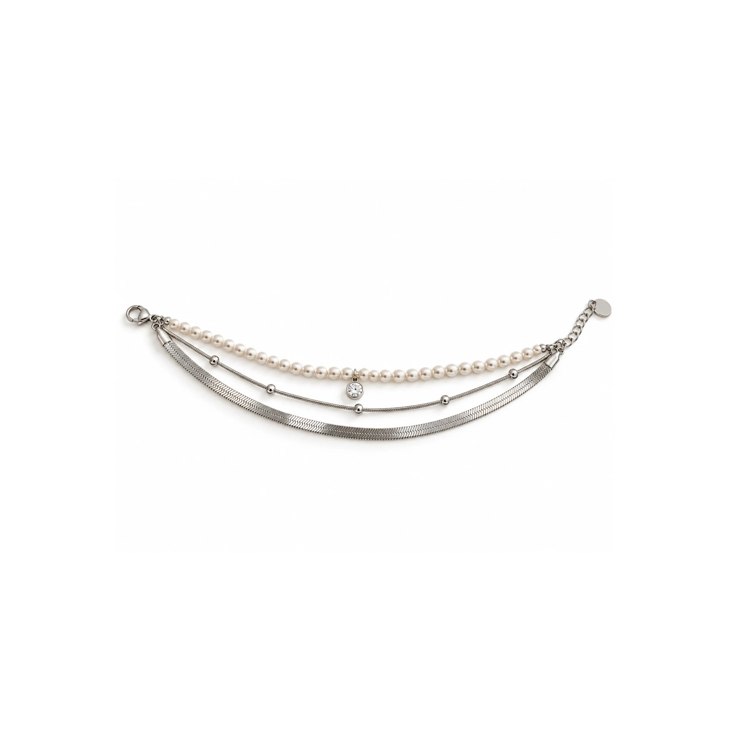Bracelet Tamia trois rangs argenté avec perles et breloque brillante sur fond blanc
