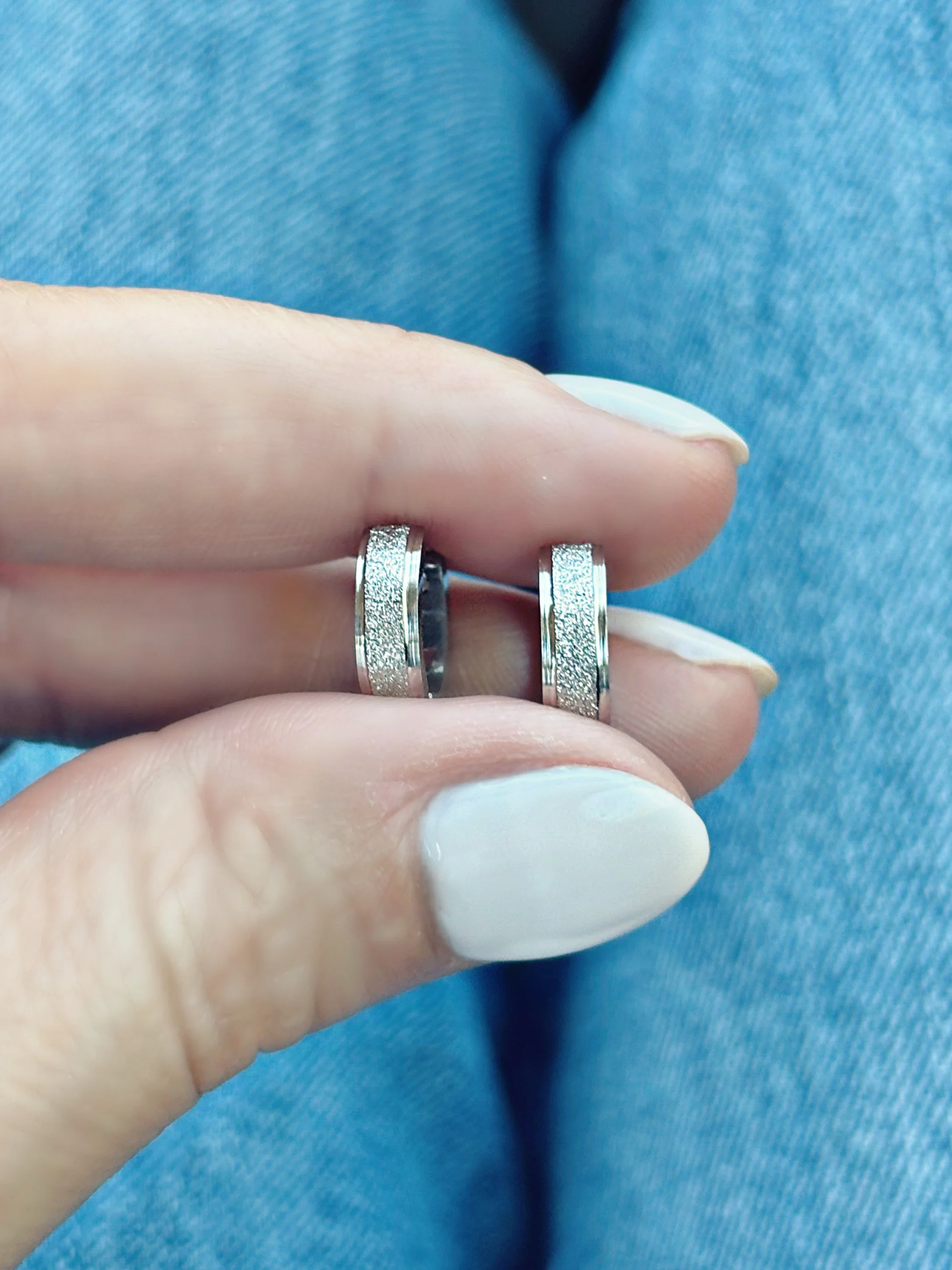 alt="Boucles d’oreilles Gigi Tokade Argent – anneaux en acier inoxydable hypoallergéniques, minimalistes et élégants"
