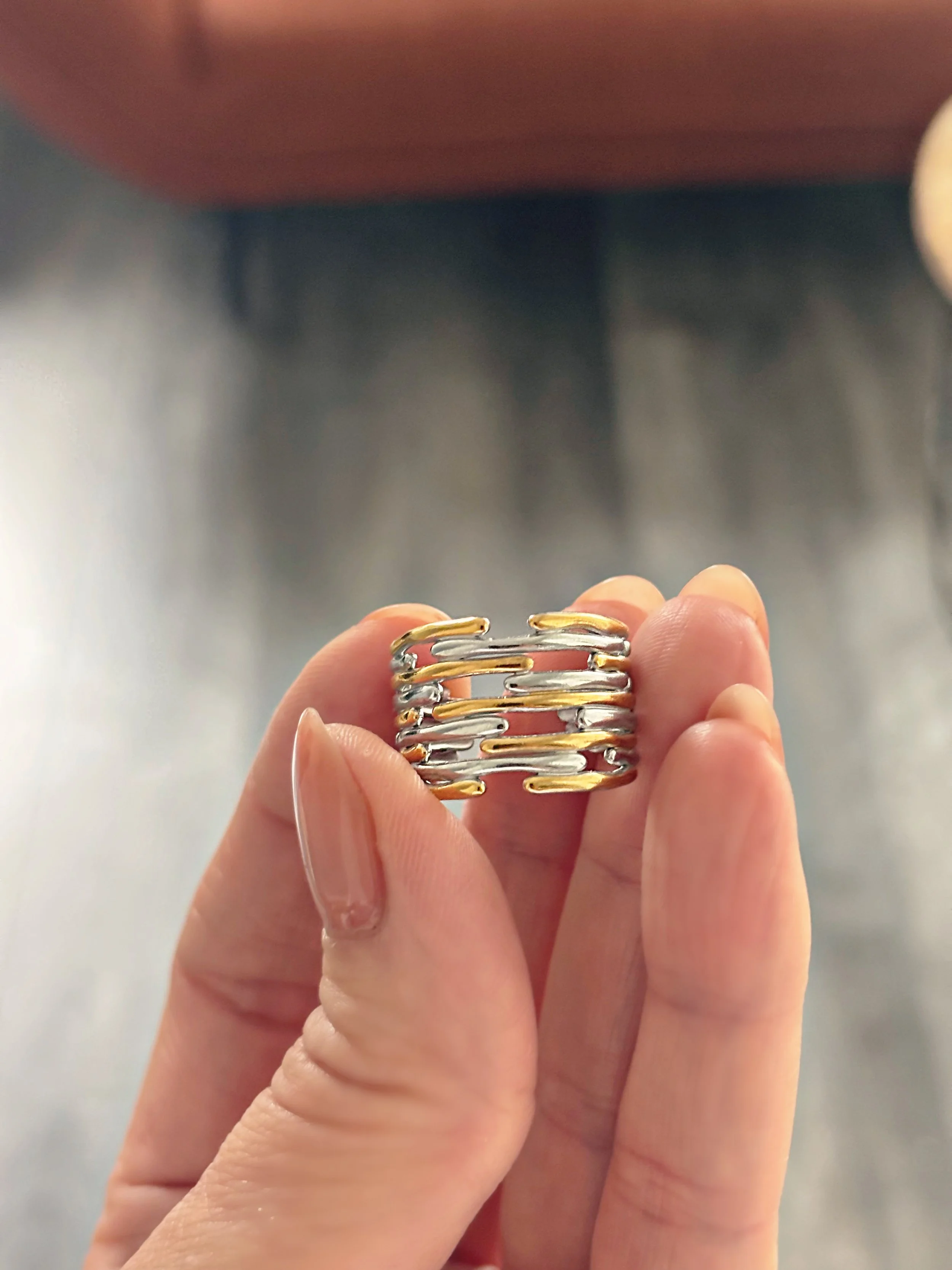 Vue rapprochée de la bague montrant les détails et la finition des deux tons.