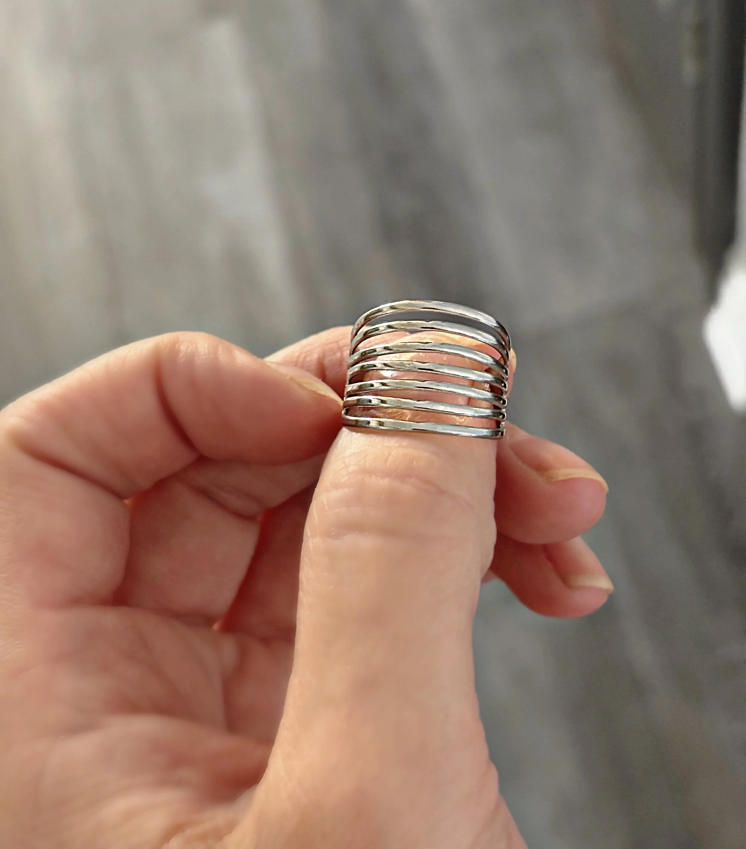 bague Sierra argentée vue en gros plan, design ajouré ajustable