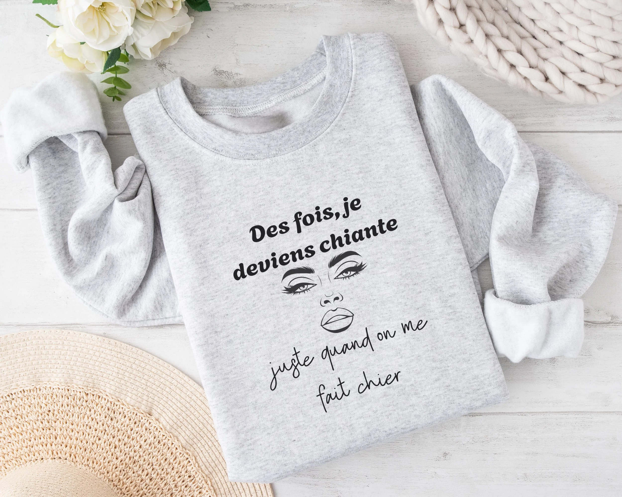 Coton ouaté gris avec le texte « Des fois, je deviens chiante » posé sur une table en bois