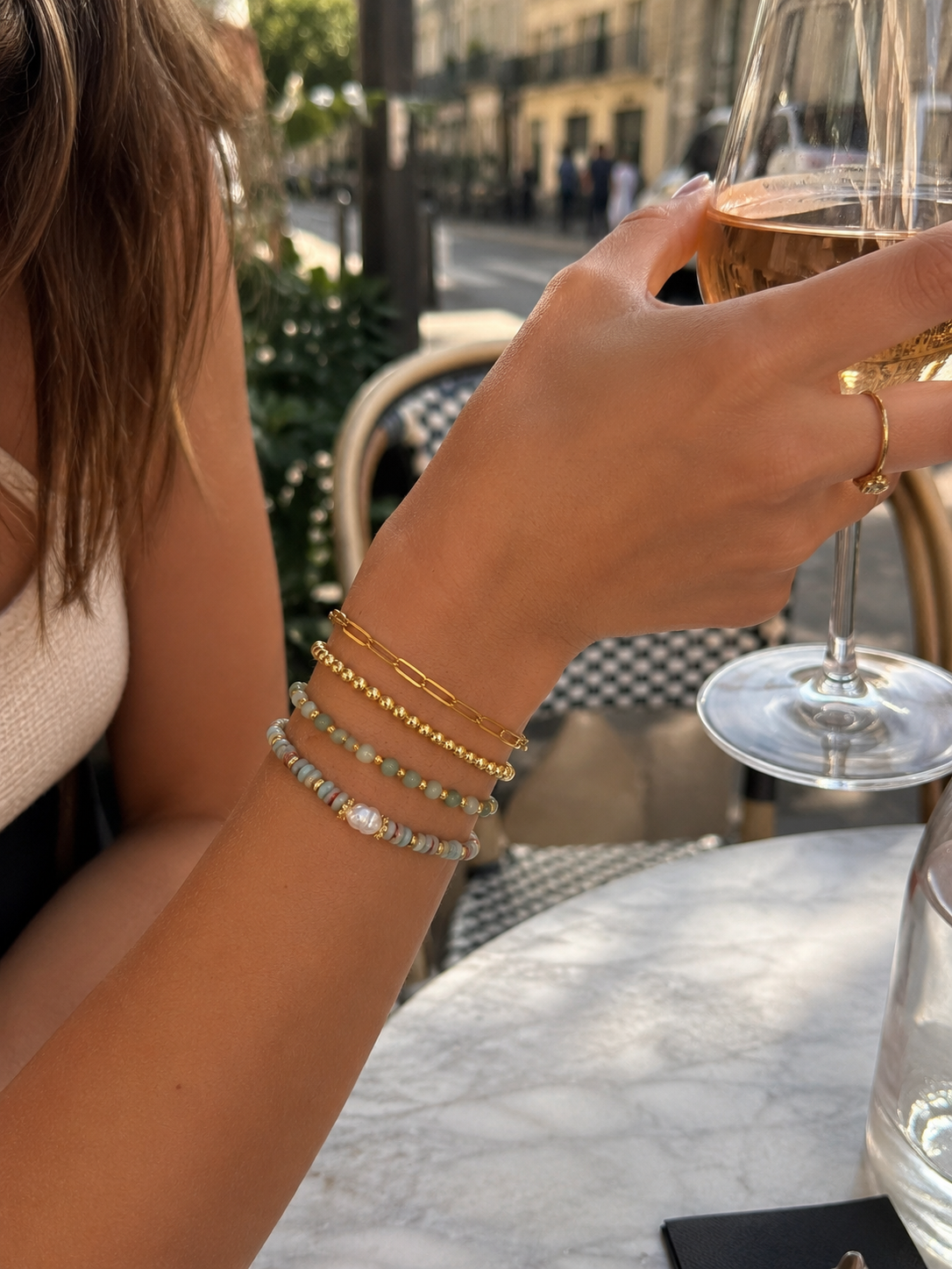 Bracelets Lohan portés sur une terrasse ensoleillée. - Par Tokade