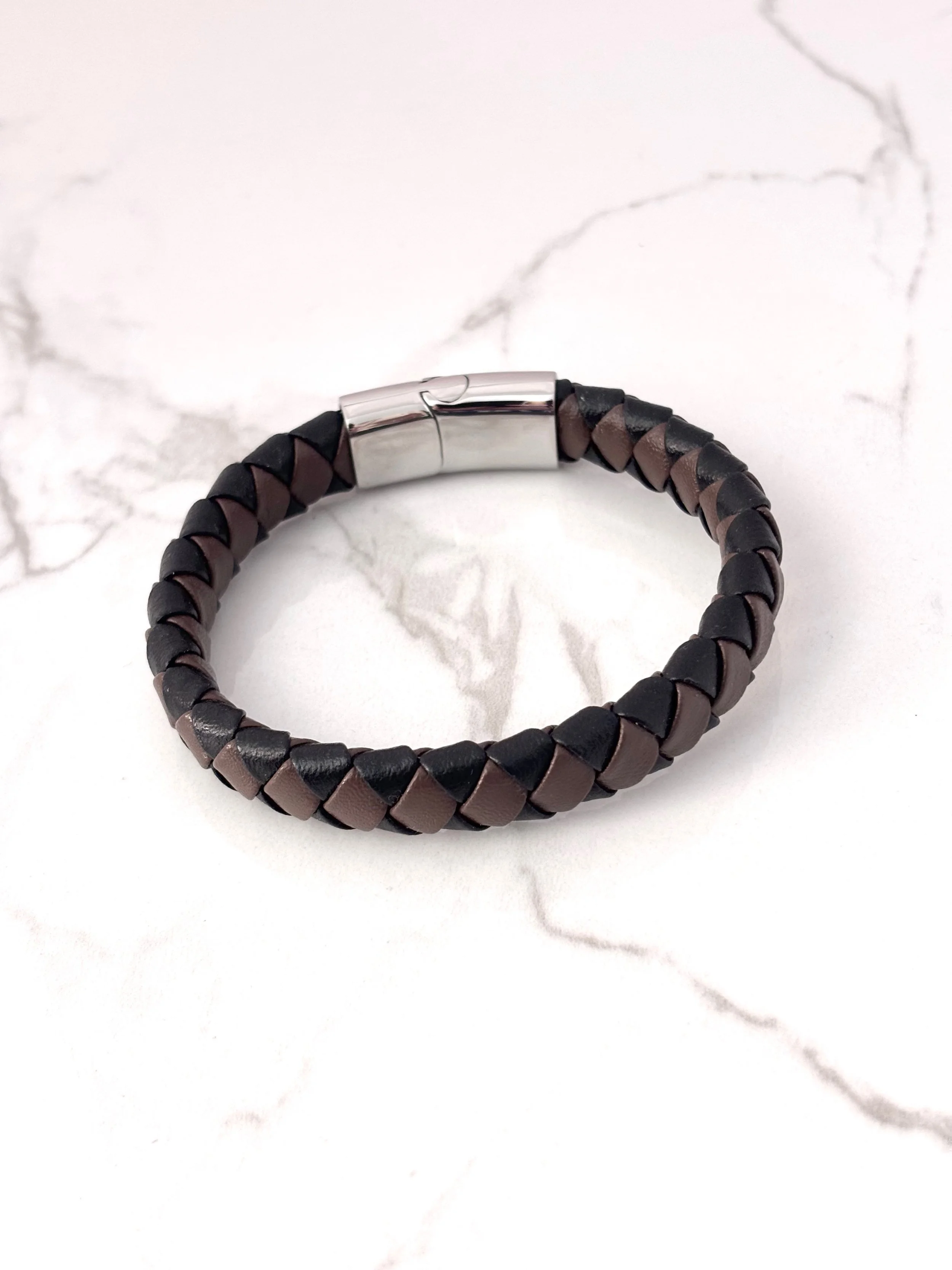 bracelet homme cuir tressé noir et brun avec acier inoxydable vue de près