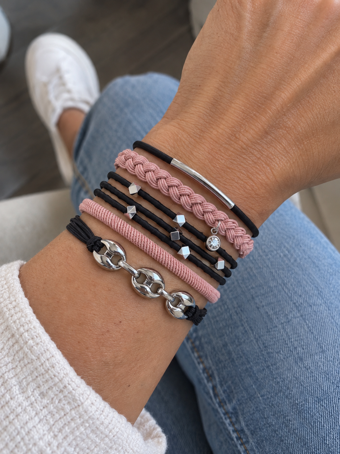 Lot de 5 élastiques à cheveux rose et noir avec détails argentés portés comme bracelets au poignet