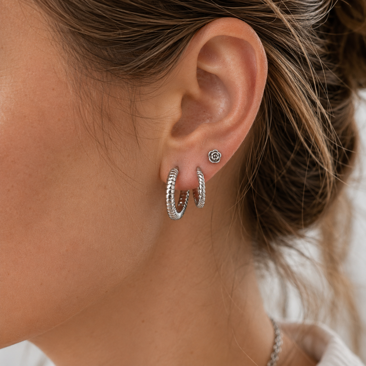 Trio de boucles d’oreilles Flo portés à l’oreille. Par Tokade