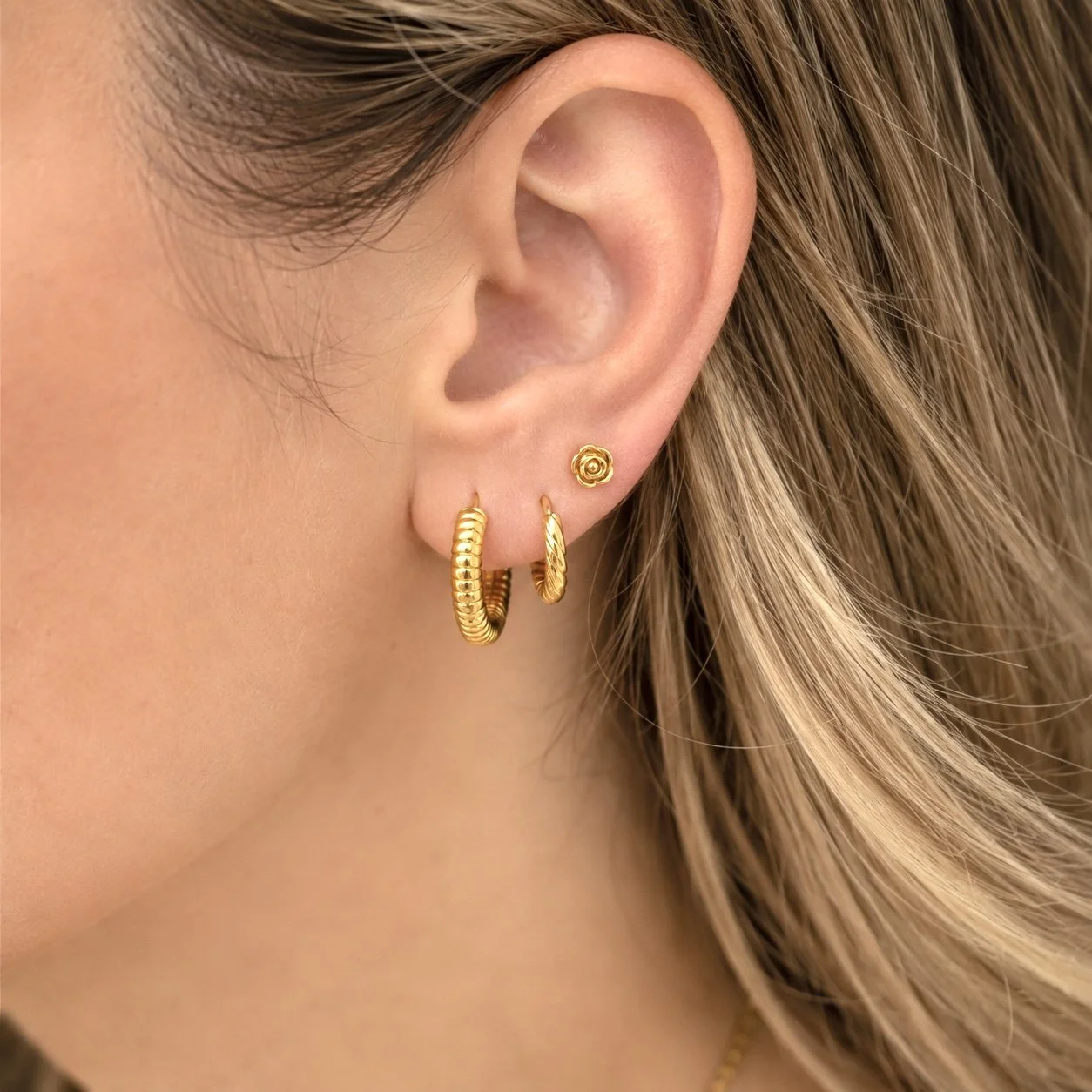 Trio de boucles Flo porté sur une oreille. Par Tokade