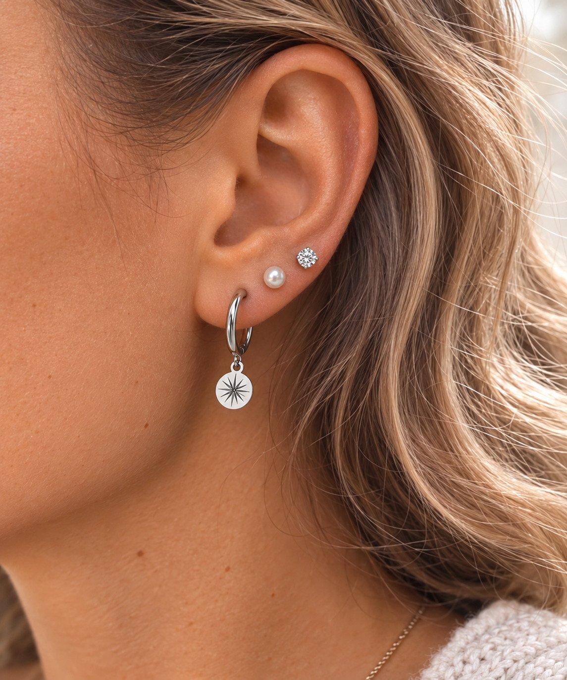 Boucles d’oreilles Marisa portées à l’oreille. Par Tokade