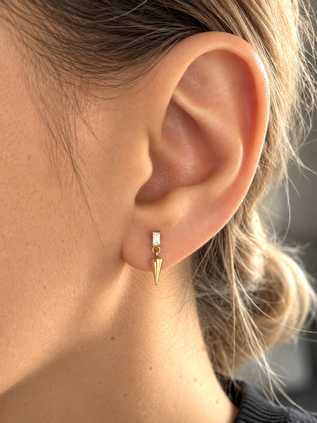 Boucles de piercing Dori dorées avec pierre rectangulaire et pointe portées au lobe