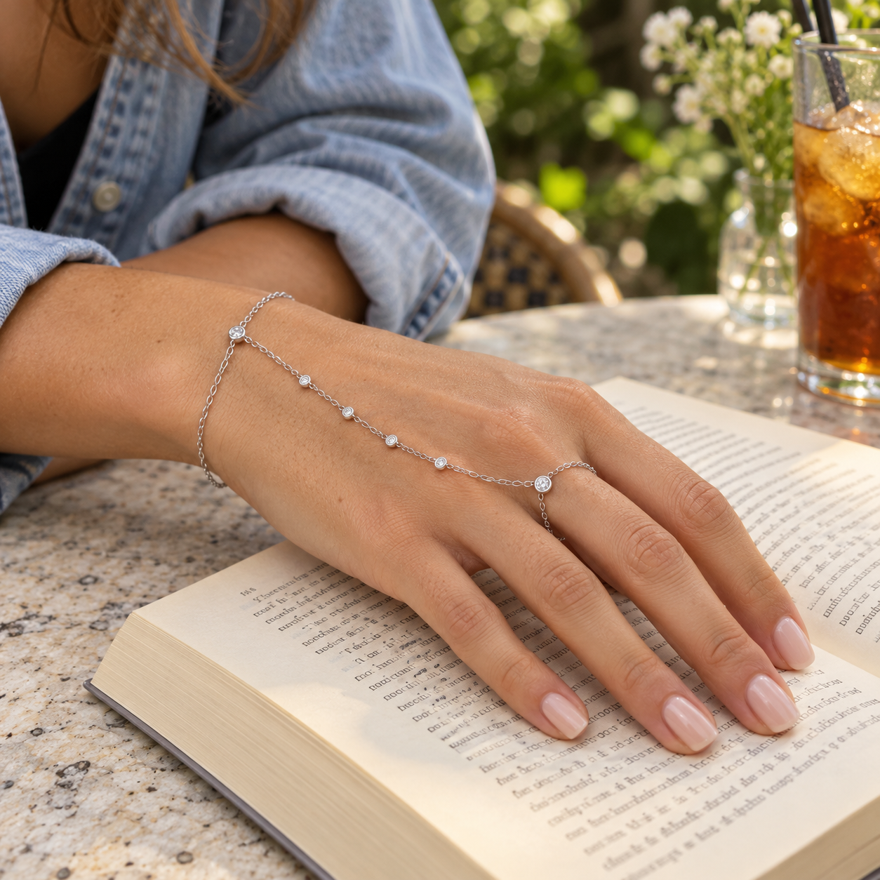 Bijou de main Manny argenté en acier inoxydable porté sur une main féminine