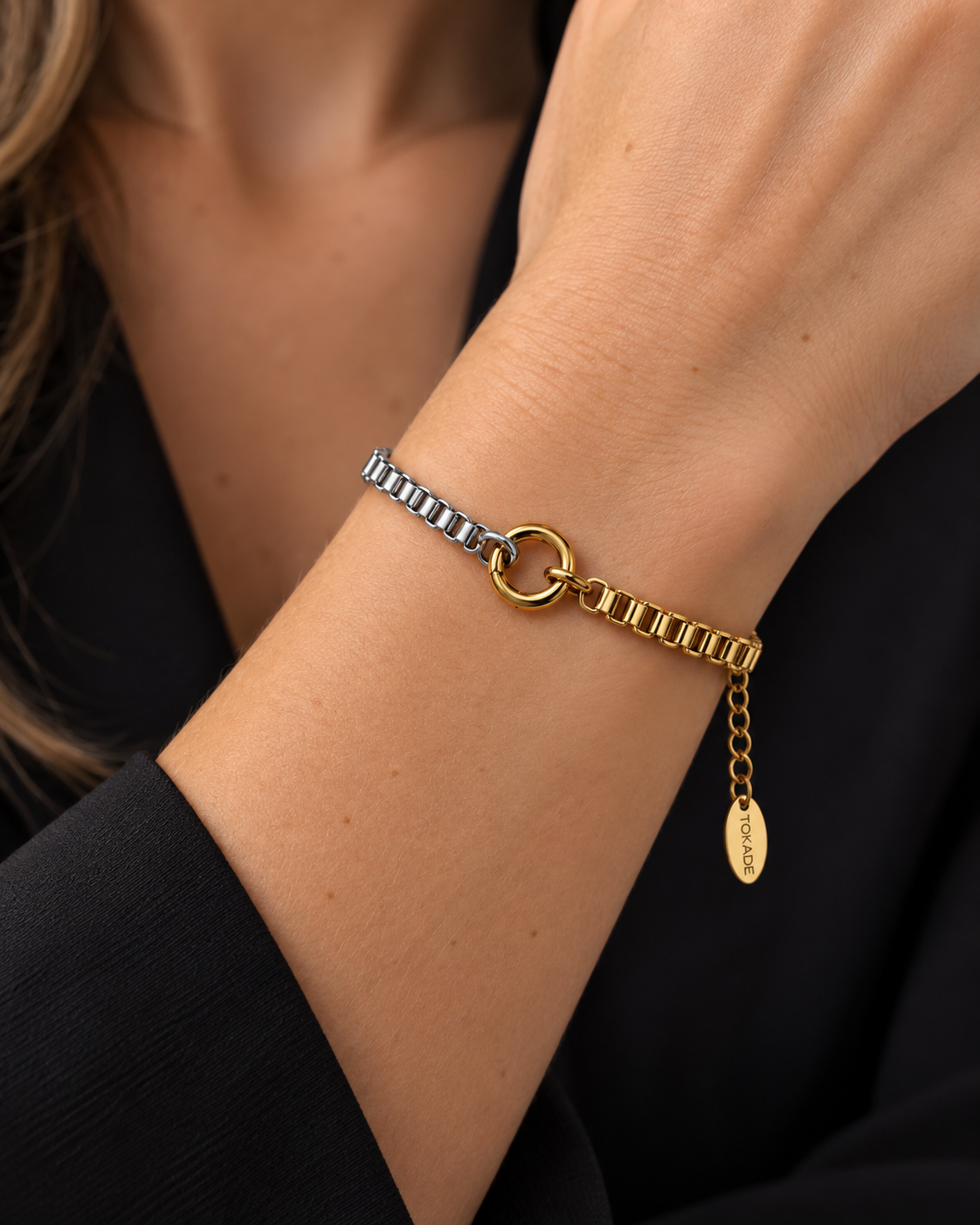 Bracelet Nyx bicolore doré et argenté en acier inoxydable, avec anneau central ouvrable pour ajouter des breloques.