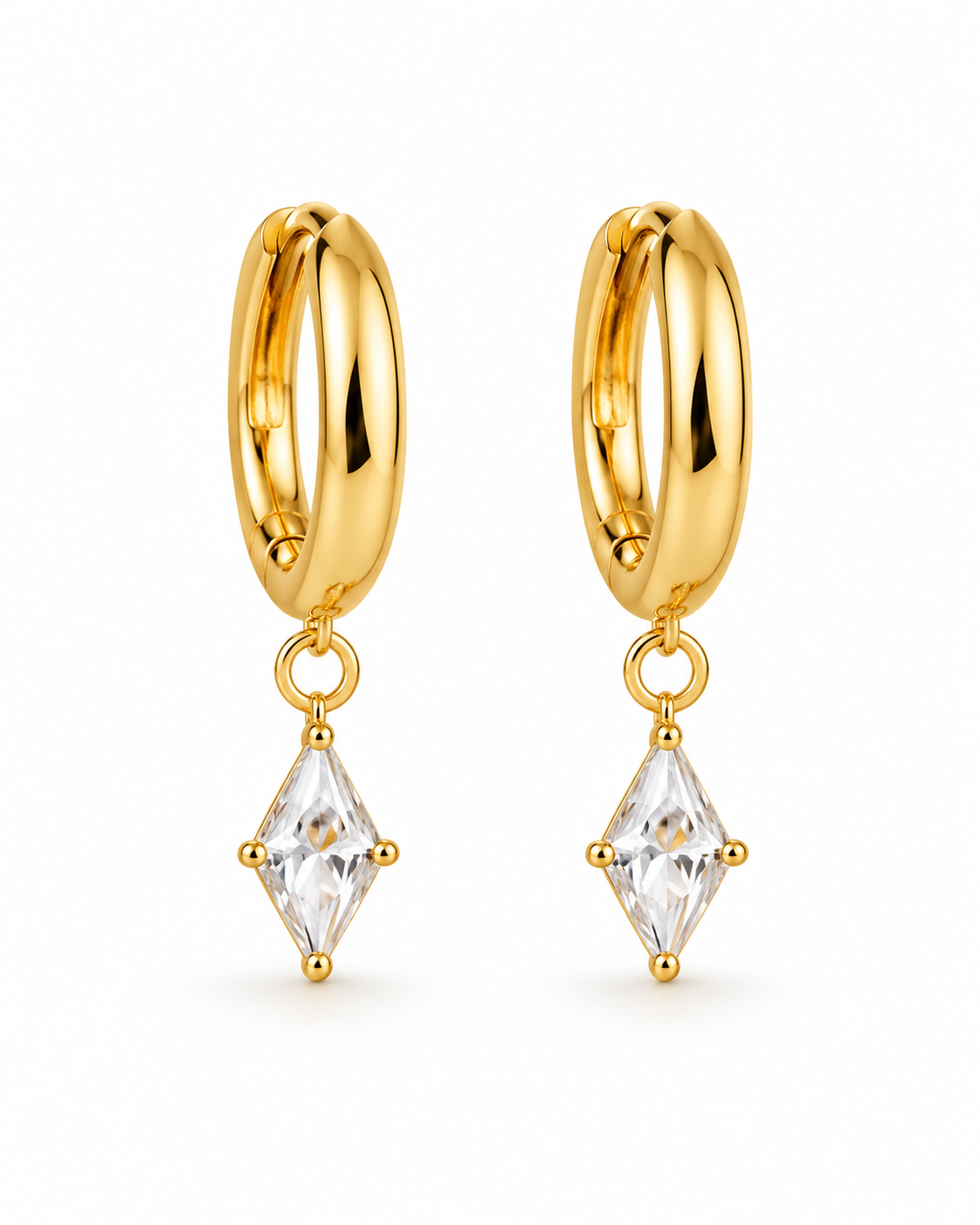 Paire de boucles d’oreilles Emilia dorées en acier inoxydable avec petits anneaux et pendentifs scintillants en forme de losange.