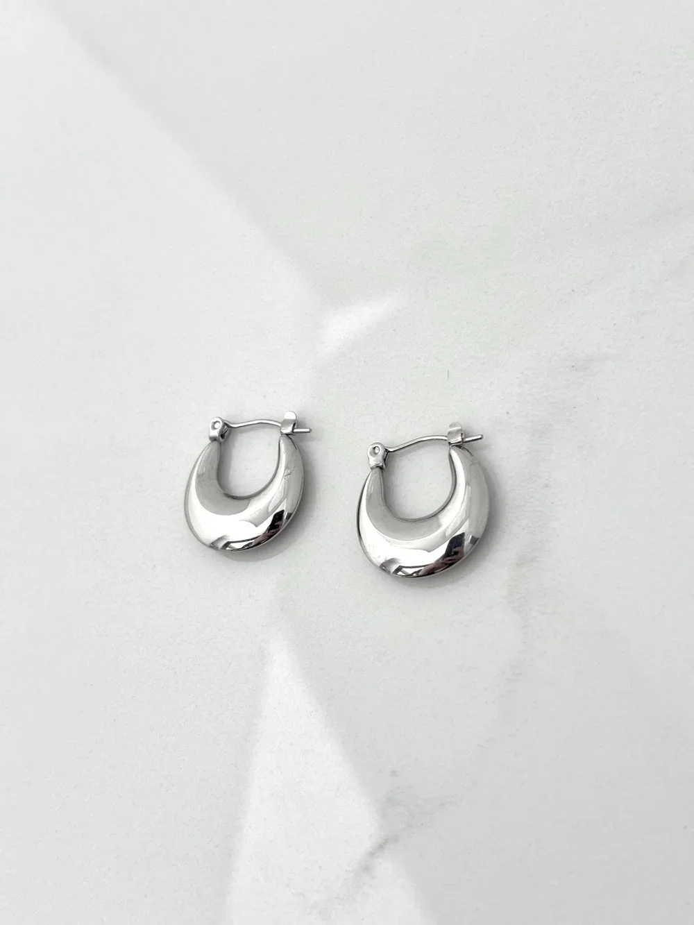 Boucles d’oreilles anneaux en acier inoxydable, style minimaliste et résistant à l’eau. Bijou inclus avec la chandelle.