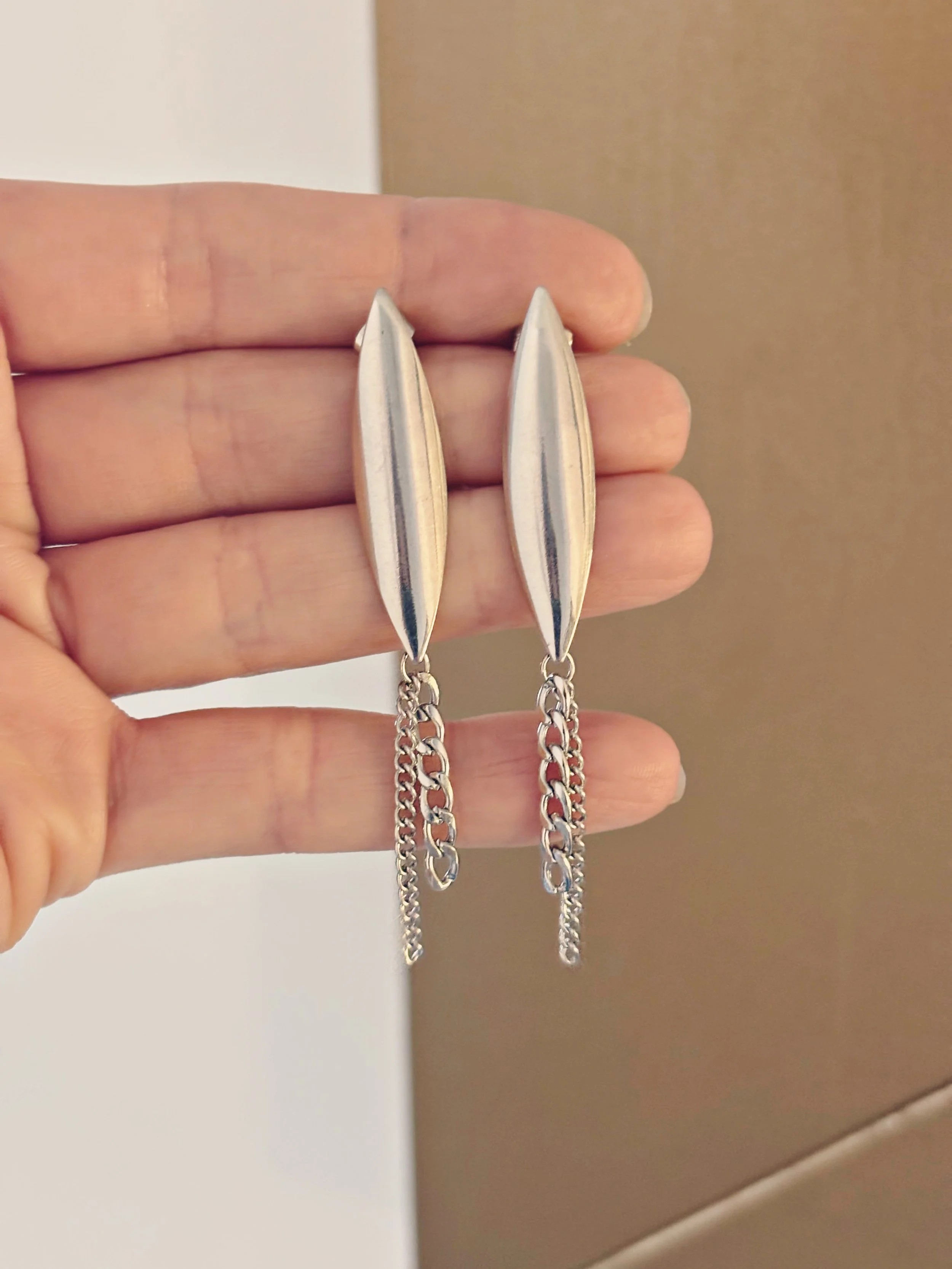 Boucles d’oreilles Aveline en acier inoxydable, détail des chaînes pendantes – Tokade