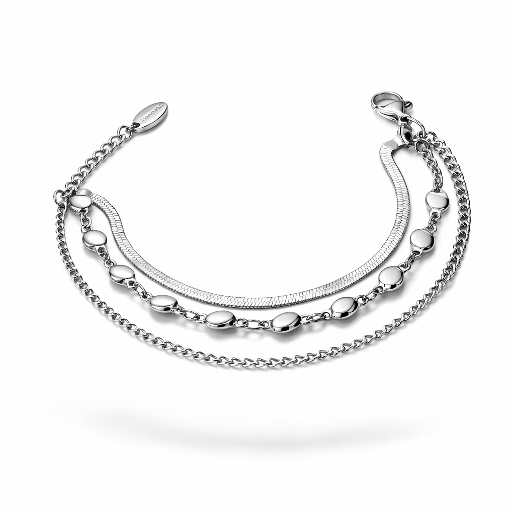 Bracelet effet superposé avec trois chaînes en gros plan