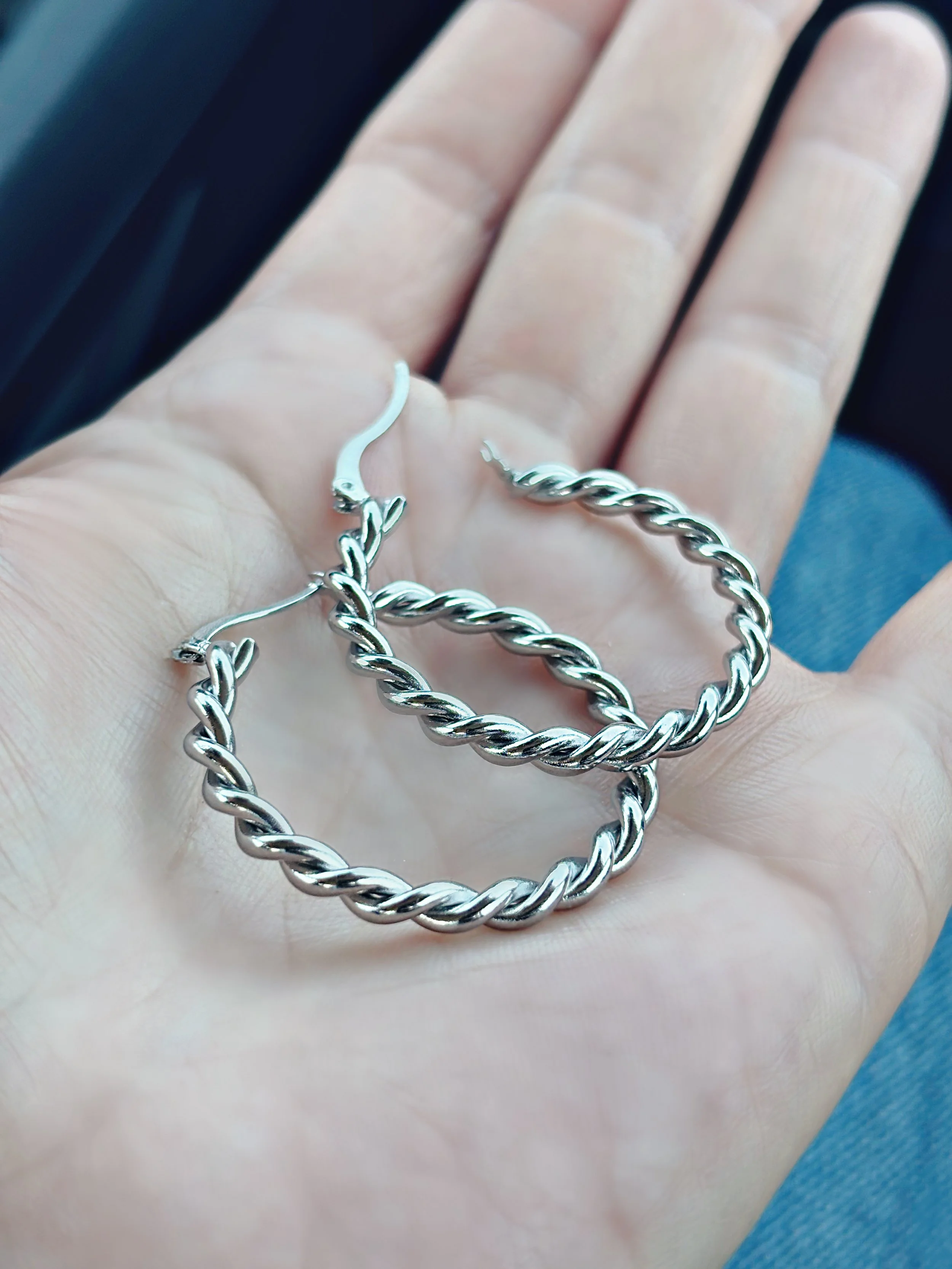 alt="Boucles d’oreilles Fabia Tokade – anneaux en acier inoxydable hypoallergéniques, minimalistes et élégants"