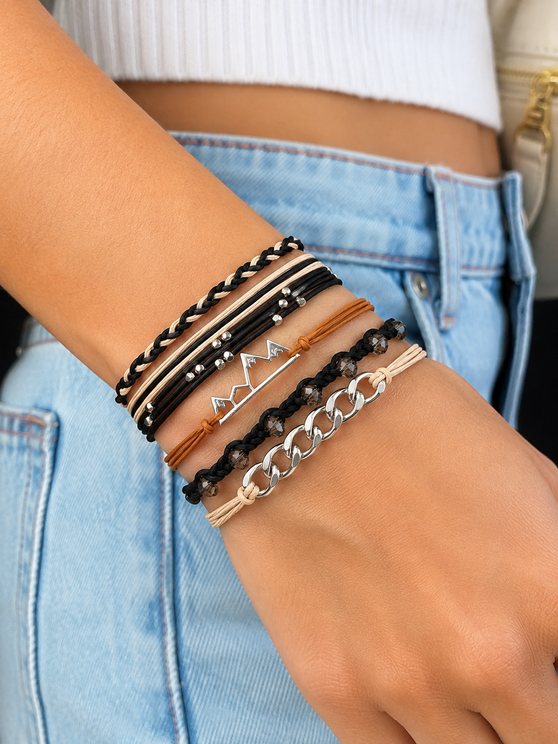 Lot de 5 élastiques à cheveux et bracelets 2-en-1 noir, beige et argent avec chaîne, cristaux facettés et breloque montagne.