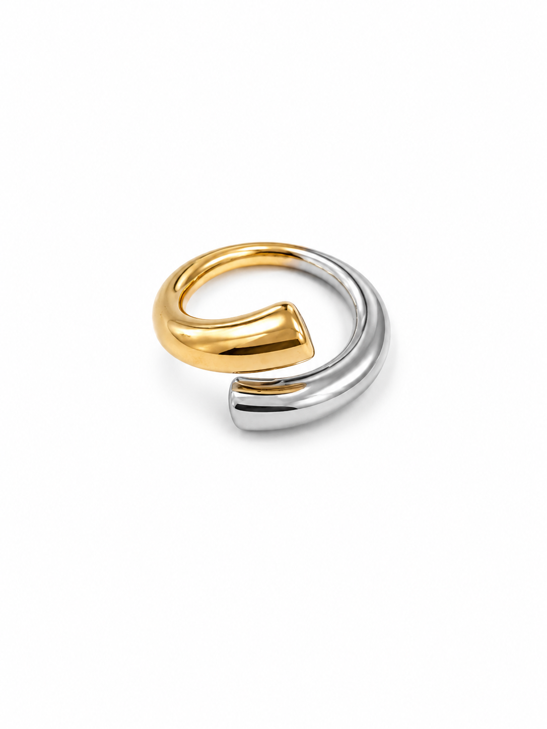 Bague Pya ajustable dorée et argentée en acier inoxydable sur fond blanc