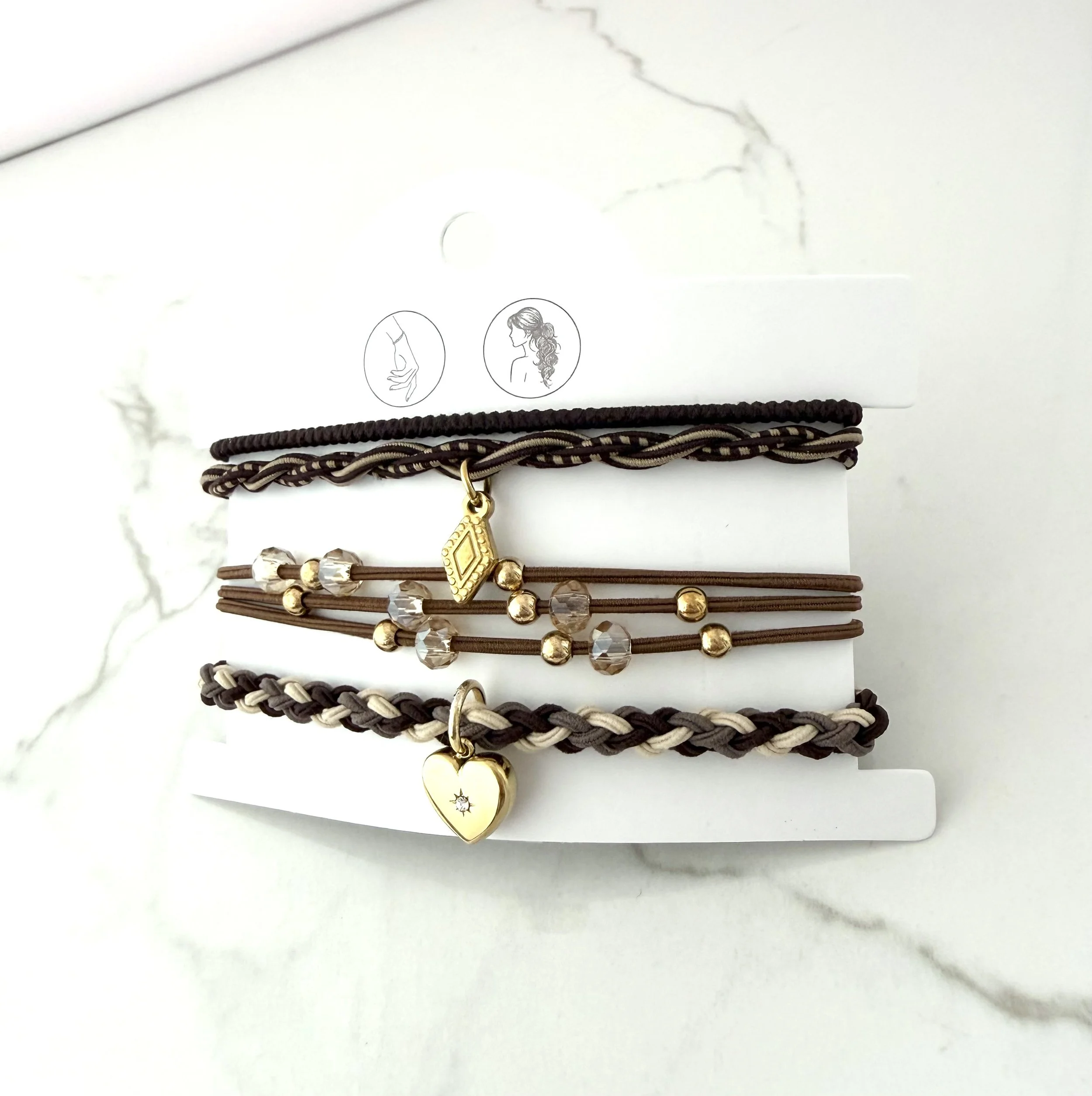 Lot de 3 élastiques à cheveux bijoux noir et beige avec breloques élégantes, pouvant aussi se porter en bracelets, style chic et tendance.