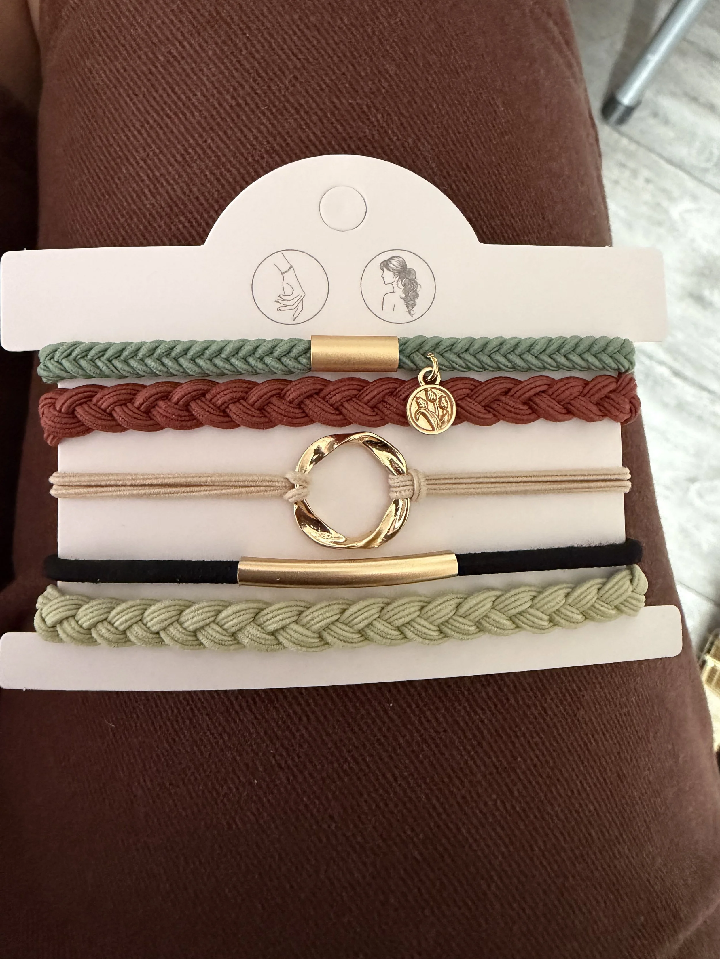 Lot de 5 élastiques à cheveux et bracelets 2-en-1 vert sauge, brique, beige et doré avec anneau martelé et médaillon gravé.