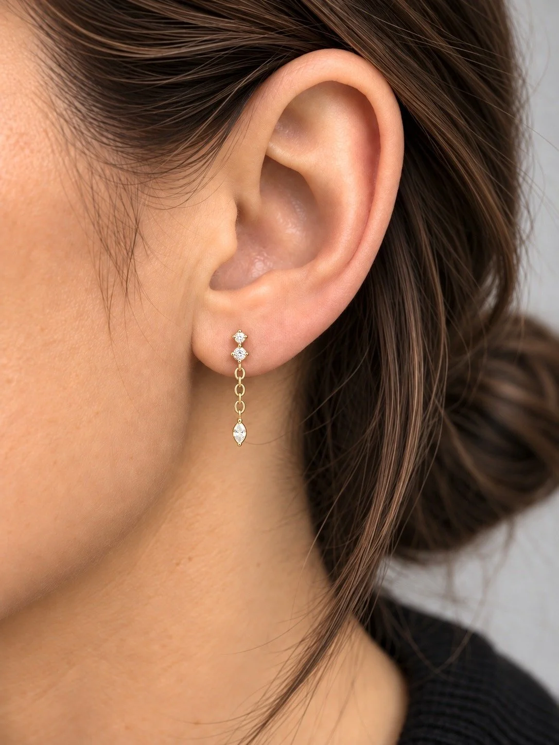 Boucles de piercing Léandre dorées avec chaîne et pierres brillantes portées au lobe