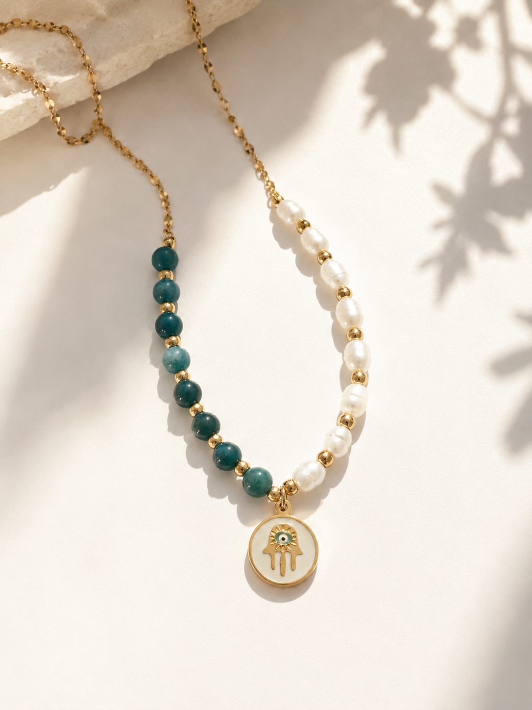 Collier bohème chic doré en acier inoxydable avec perles semi-précieuses blanches et bleues ainsi qu’un pendentif œil protecteur -Tokade