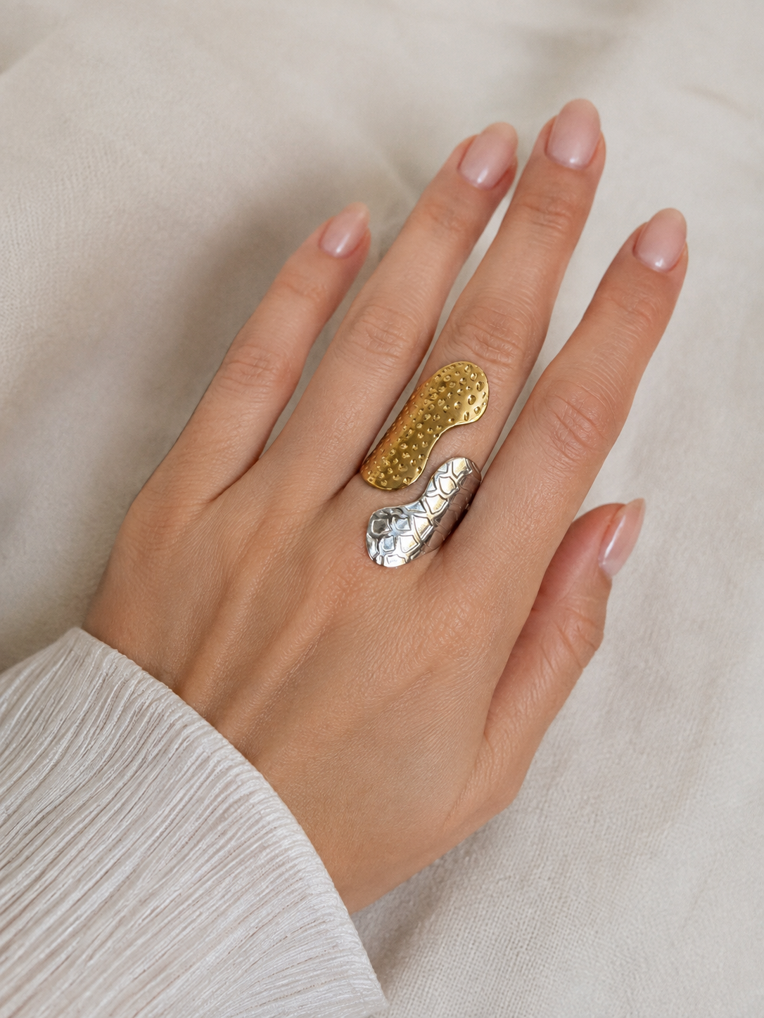Bague Malizia ajustable et texturée dorée et argentée portée à la main