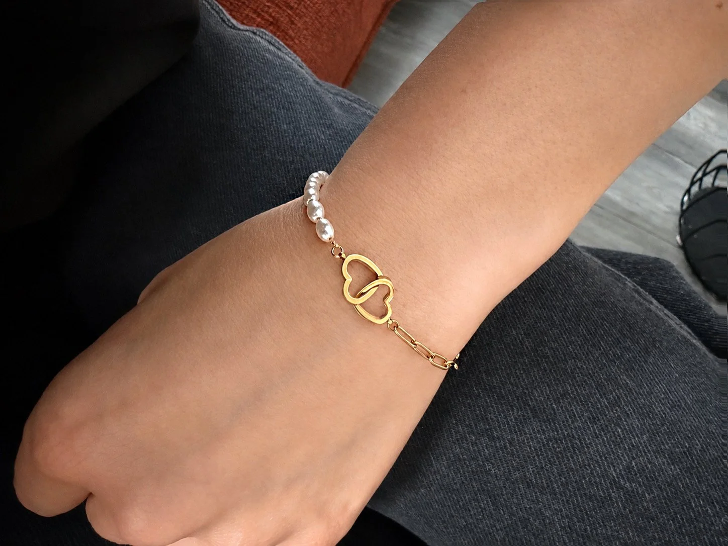 Bracelet Carina en acier inoxydable avec perles blanches et doubles cœurs dorés - Tokade