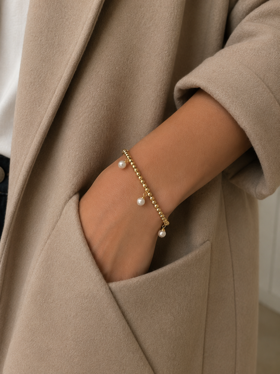 Bracelet Romy en acier inoxydable doré avec perles blanches suspendues - Tokade