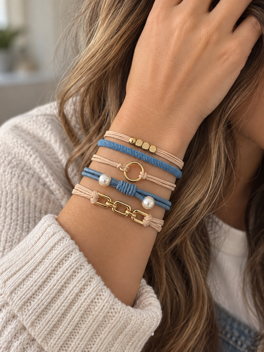 Lot de 5 élastiques à cheveux bleu et beige avec détails dorés, perles nacrées et chaîne à maillons portés comme bracelets au poignet