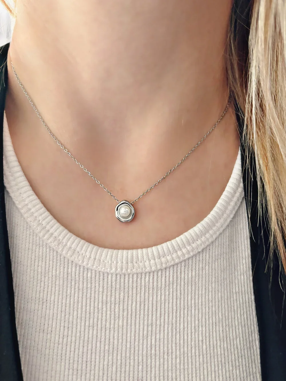 Collier Gyn en acier inoxydable avec perle, bijou raffiné et intemporel parfait pour offrir à Noël.