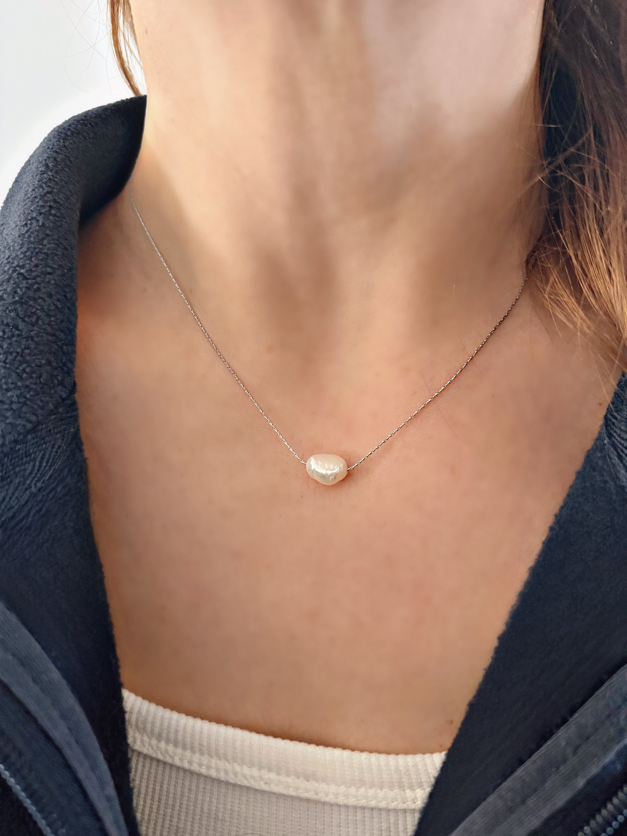 Collier mince en acier inoxydable avec perle d’eau douce par Tokade