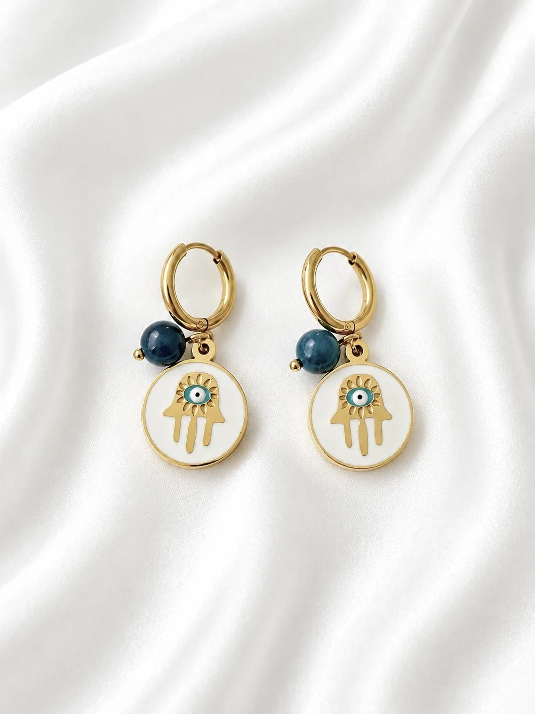 Boucles d’oreilles Donnis dorées avec pendentif protecteur et pierre semi-précieuse bleue - Tokade