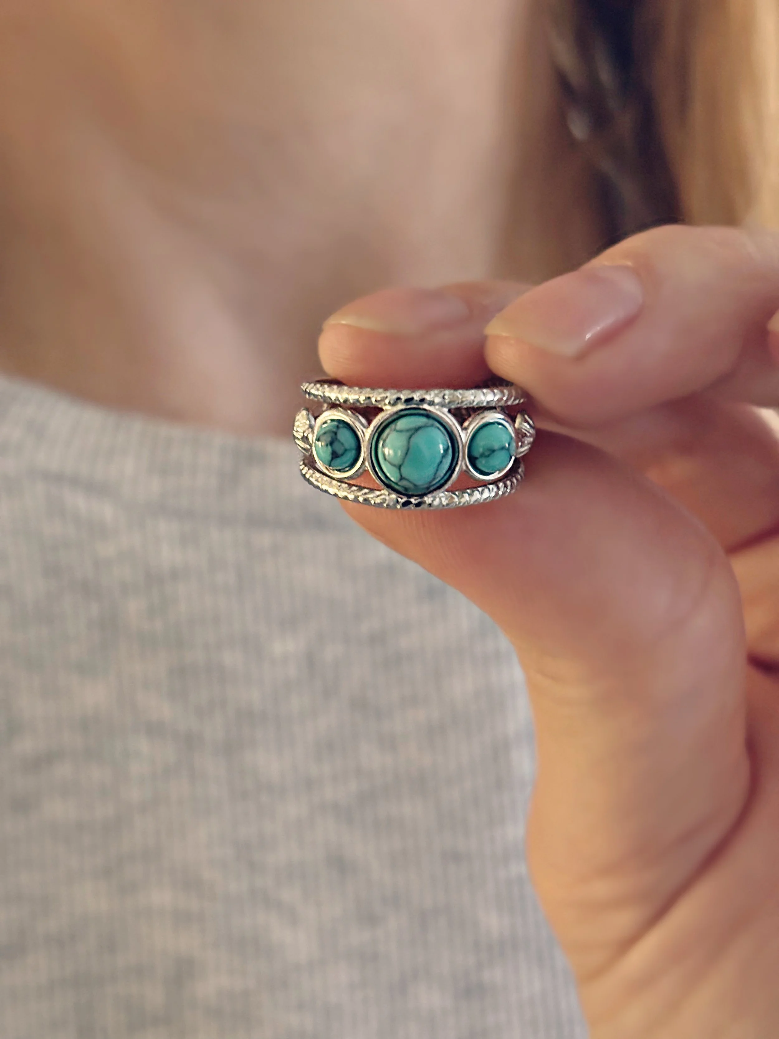 bague Raven argentée avec trois pierres turquoises vue en gros plan