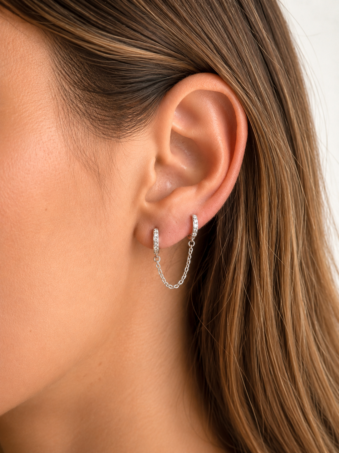 Boucles d’oreilles doubles Tessy portées sur une oreille. Par Tokade