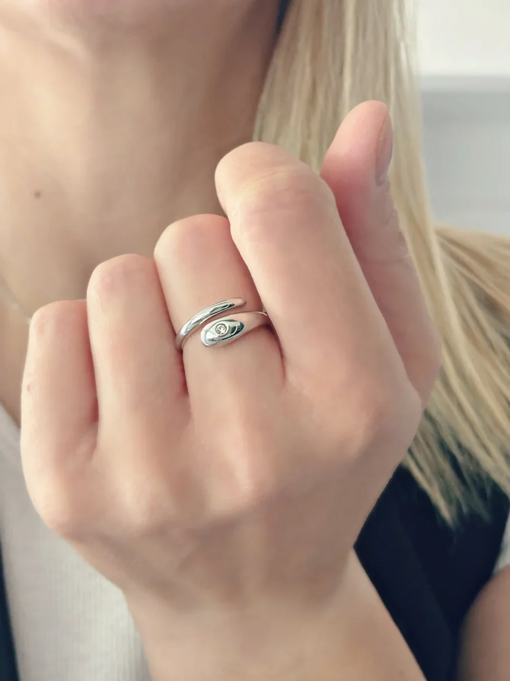 Bague acier inoxydable ajustable portée au doigt (design épuré avec pierre scintillante)